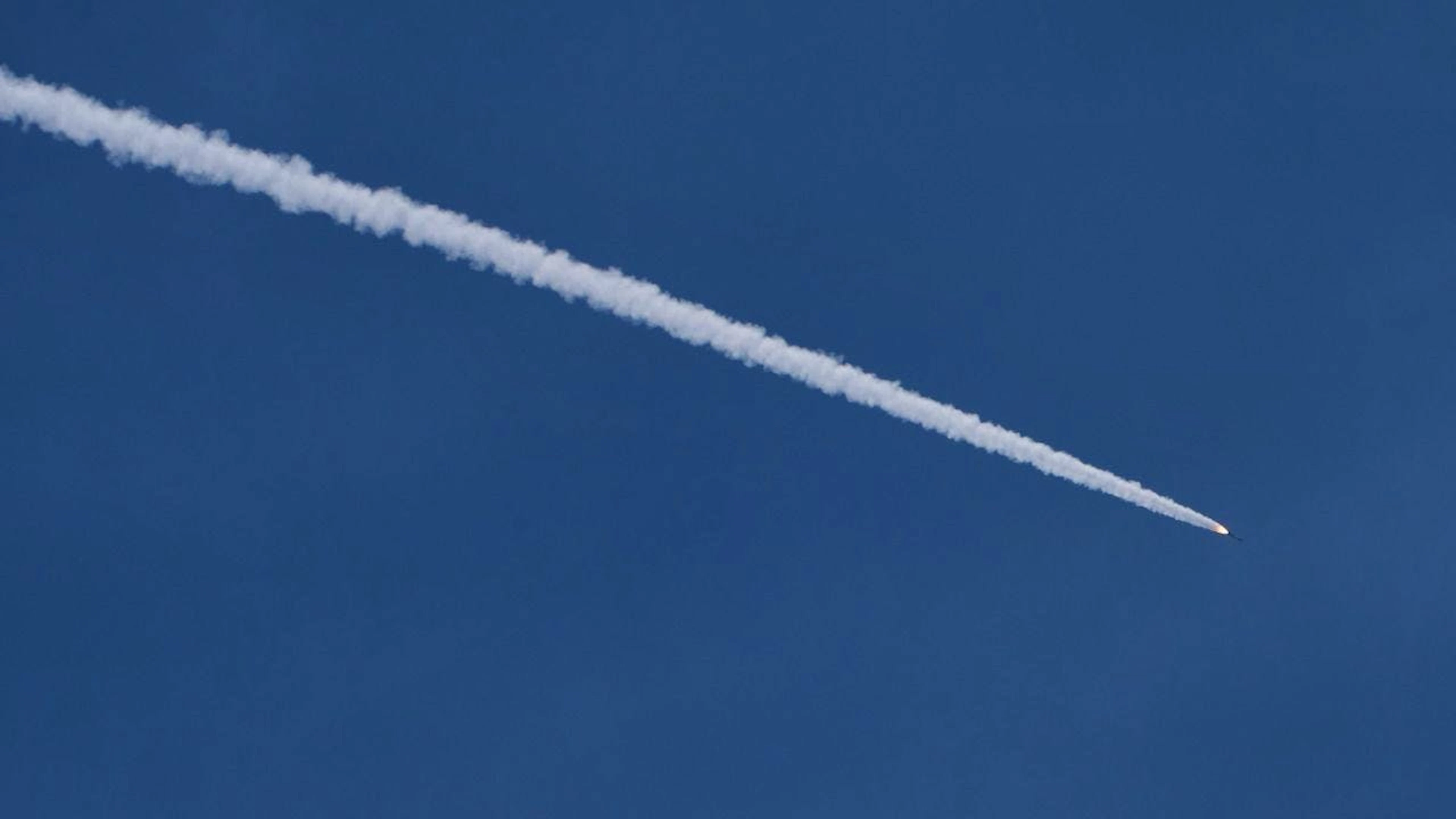 ARCHIV – Das israelische Luftabwehrsystem feuert, um aus dem Libanon abgefeuerte Geschosse abzufangen, wie aus dem Norden Israels zu sehen ist. Foto: Ariel Schalit/AP/dpa