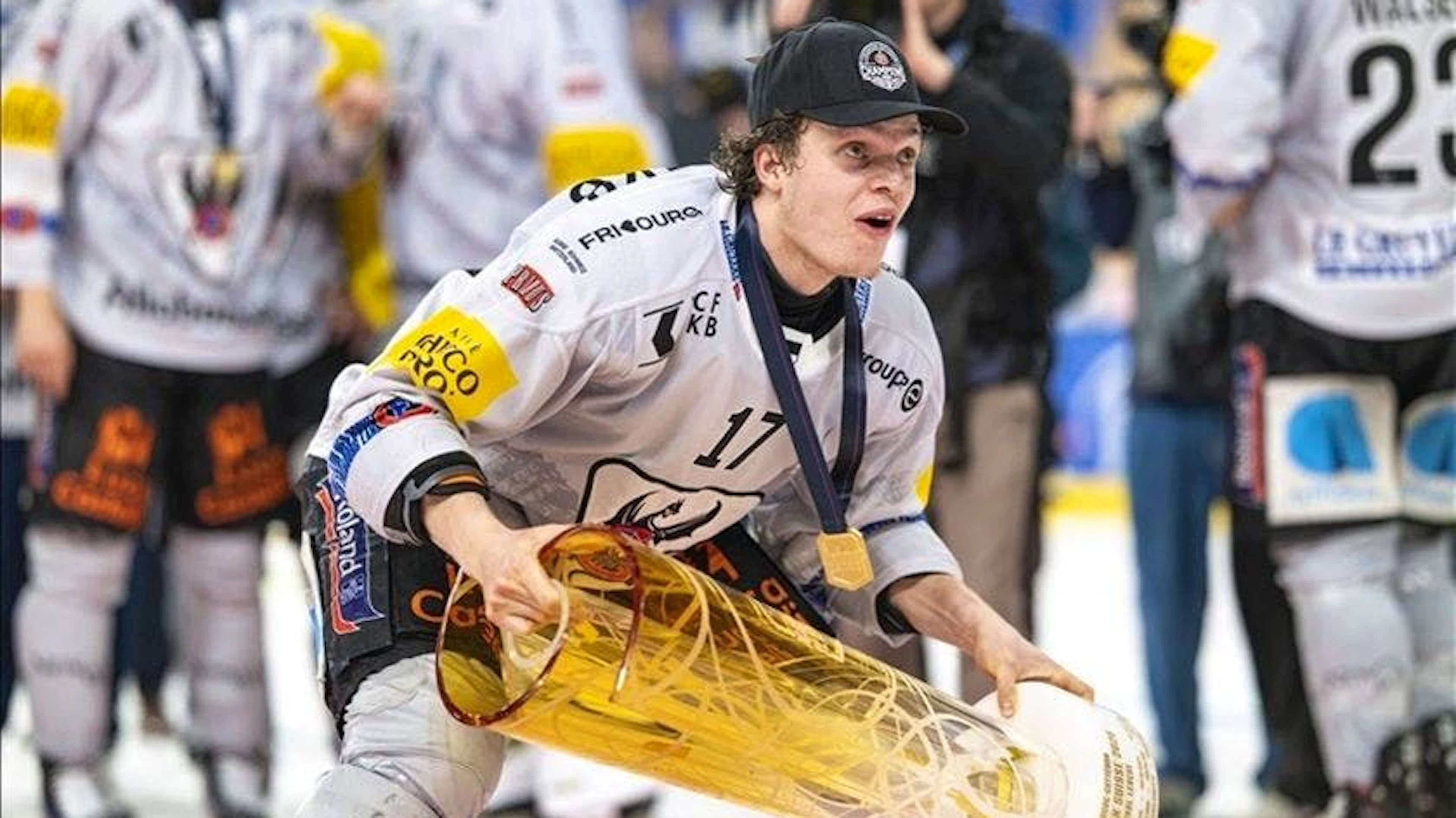 Attilio Biasca firma con i Boston Bruins