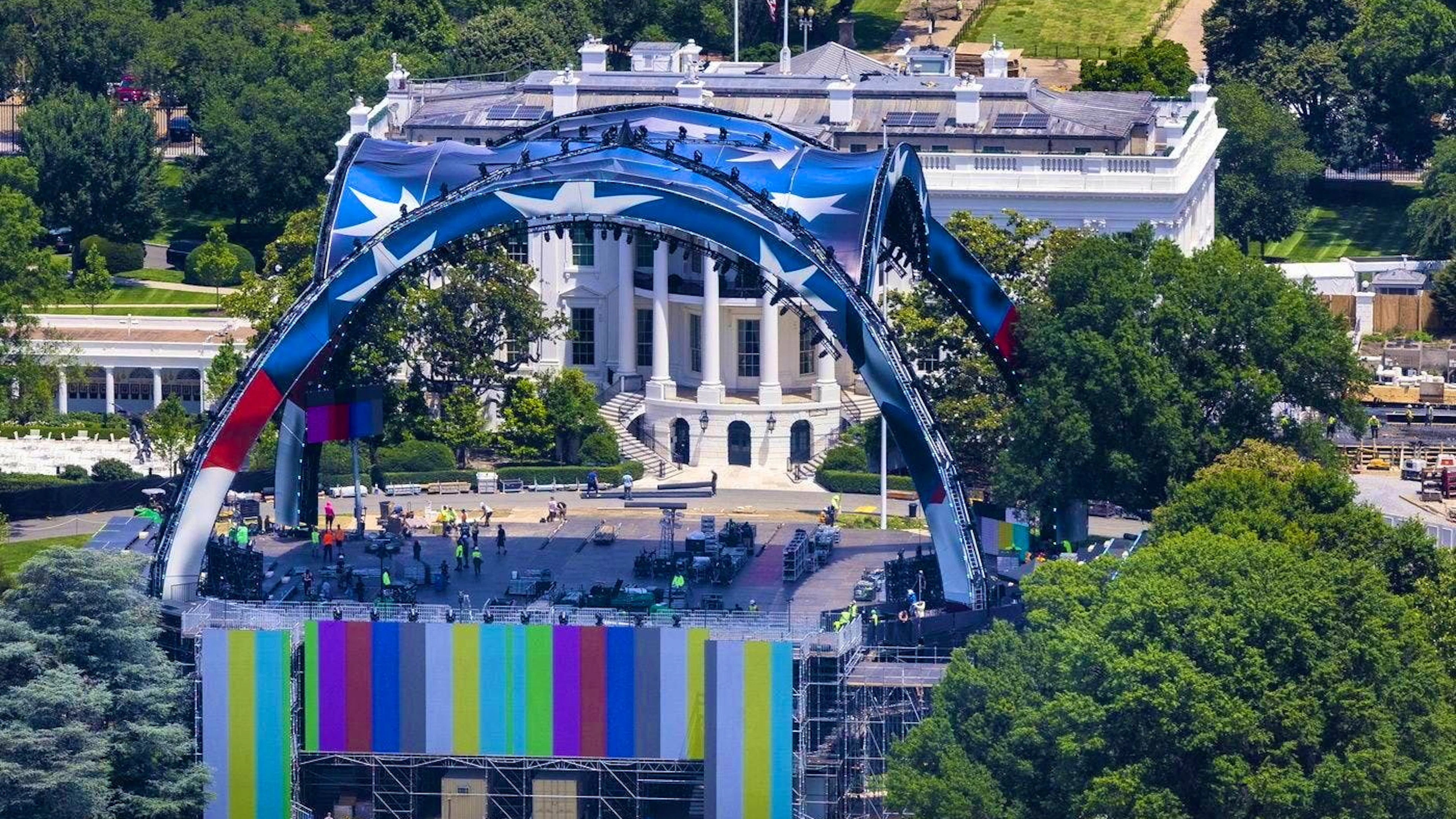 Parts of an Ultimate Fighting Championship (UFC) octagon rise up on the South Lawn of the White House in Washington, D.C., USA, on June 5, 2026.