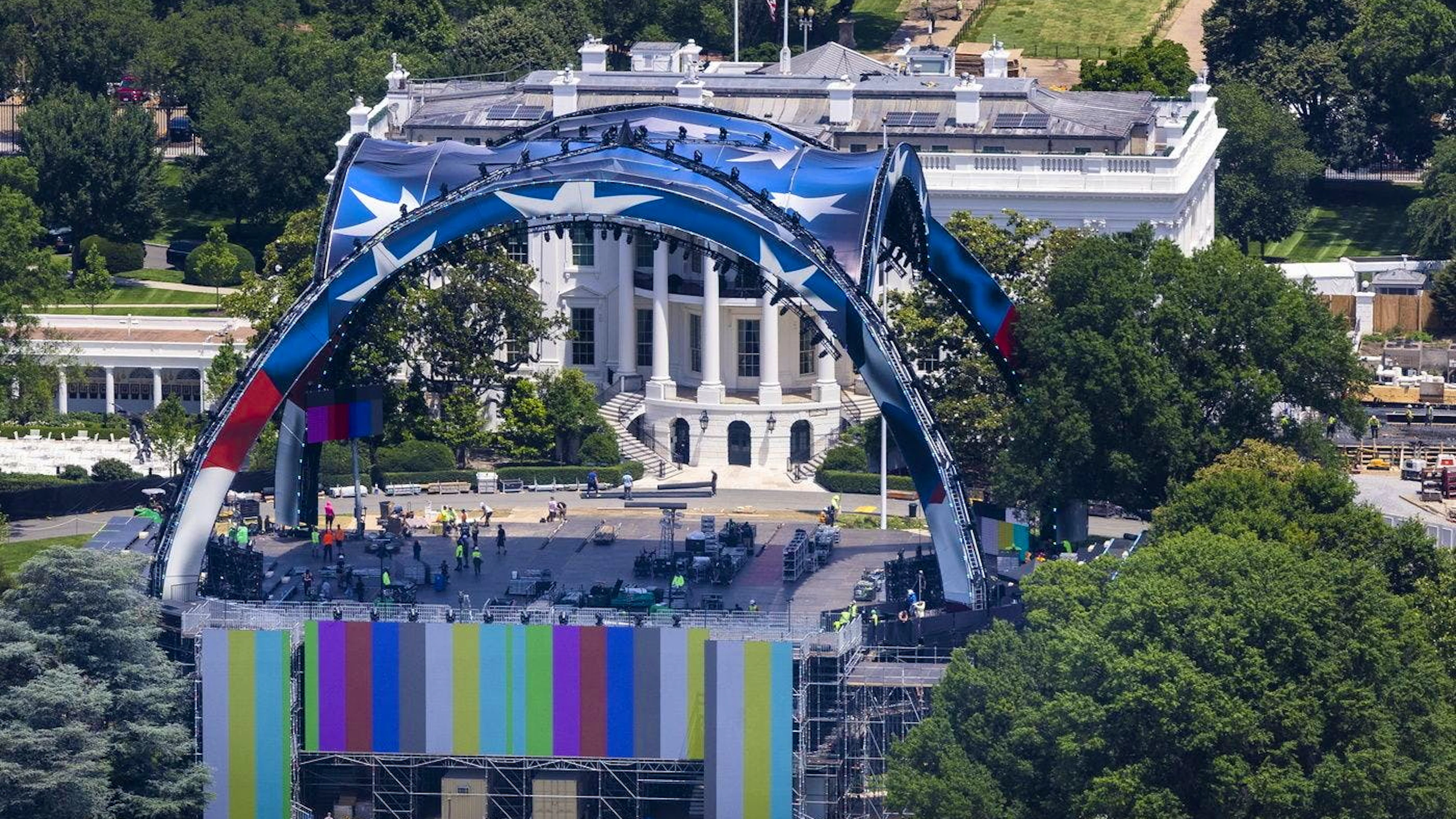 Teile eines Oktagons der Ultimate Fighting Championship (UFC) ragen auf der South Lawn des Weissen Hauses in Washington, D.C., USA, am 5. Juni 2026 empor. 