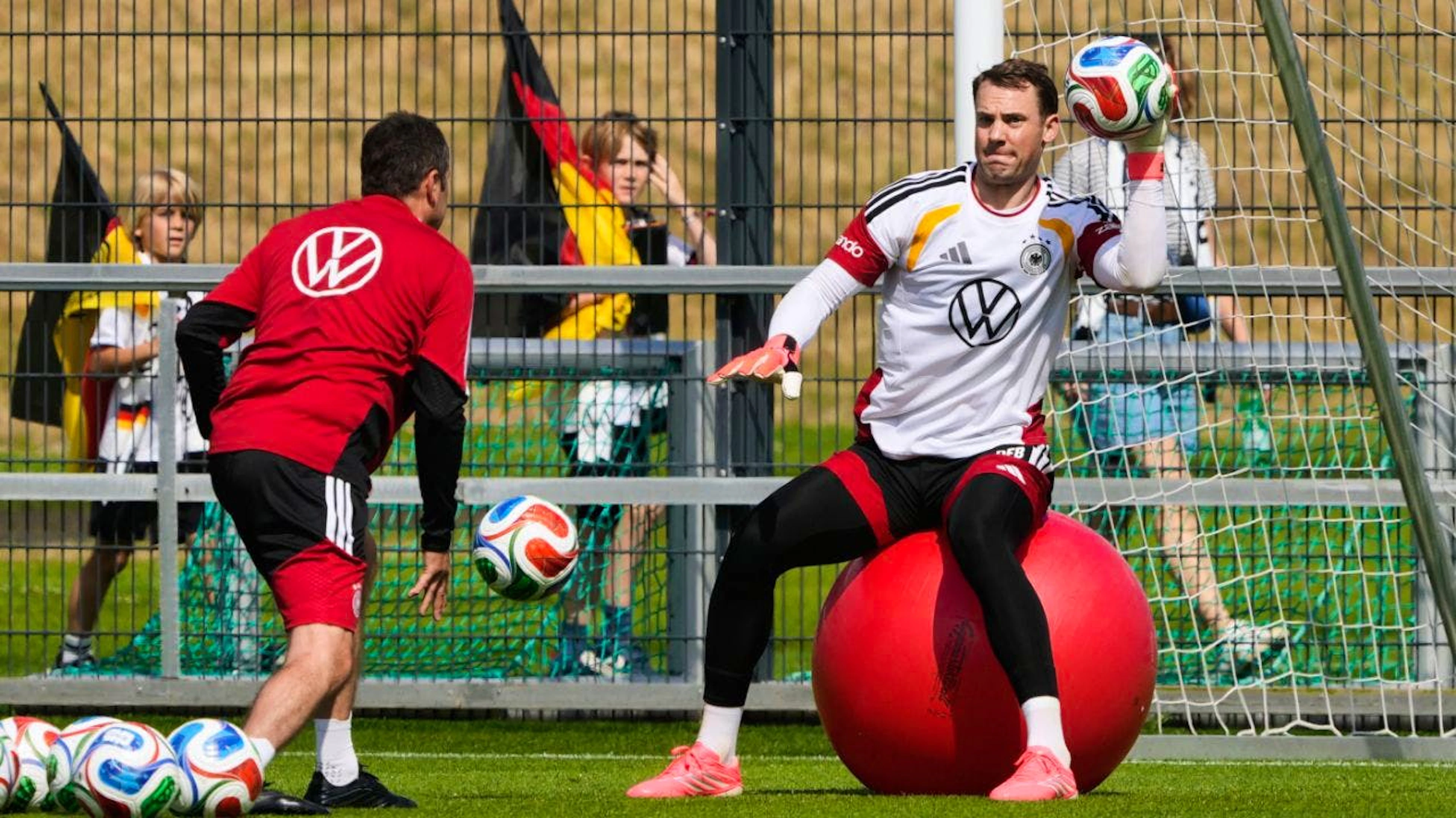 Wieder die Nummer 1: Manuel Neuer geniesst nach seinem Rücktritt vom Rücktritt das Vertrauen von Bundestrainer Julian Nagelsmann