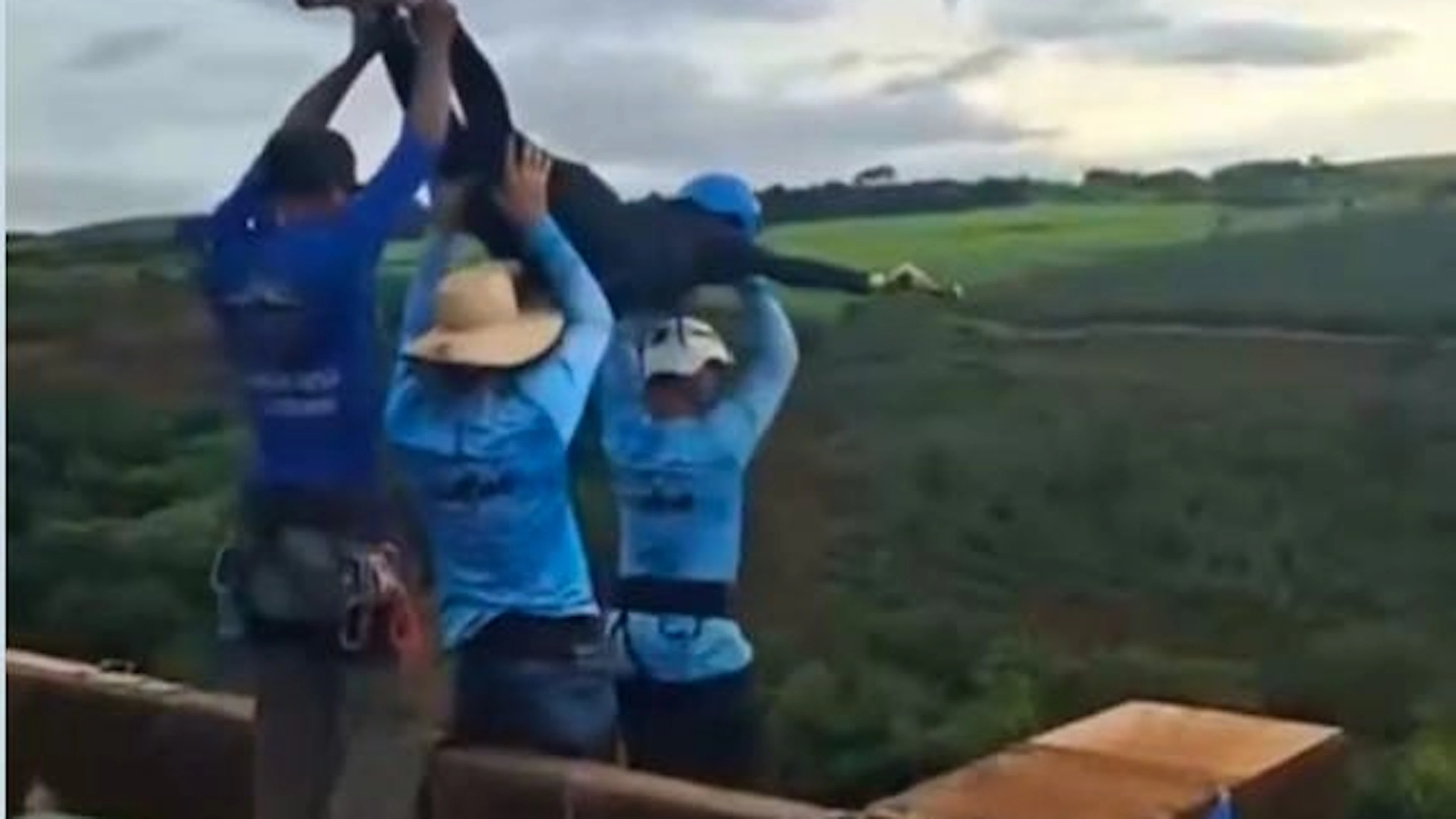 Bei einem Rope Jump in der Nähe der brasilianischen Stadt São Paulo wurde eine 21-Jährige ohne befestigtes Sicherheitsseil von einer Plattform in den Tod gestossen.