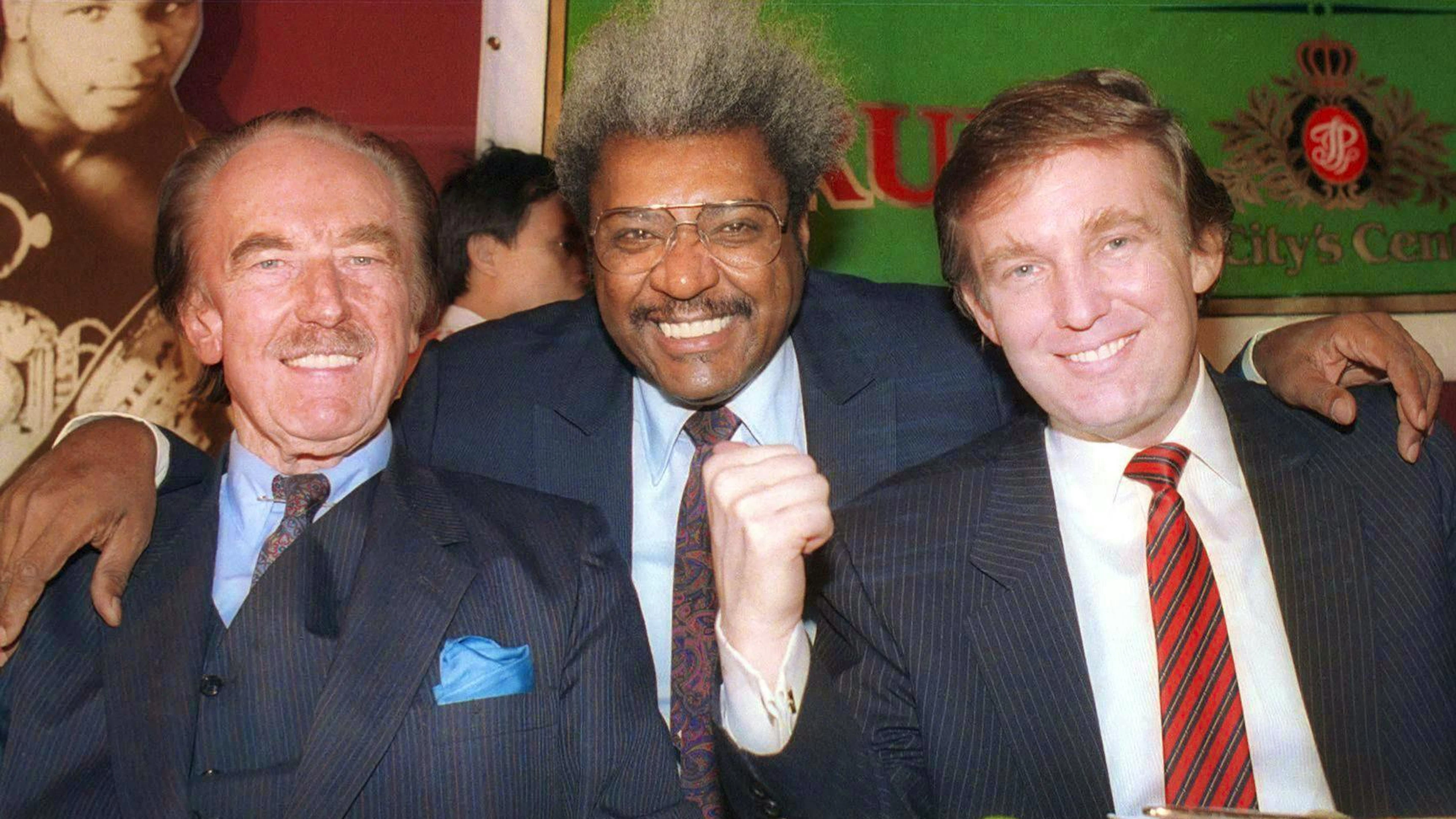 Donald Trump avec son père Fred et le promoteur de boxe Don King (au centre) en décembre 1987 à Atlantic City, dans le New Jersey : pendant que les hommes font des affaires, …