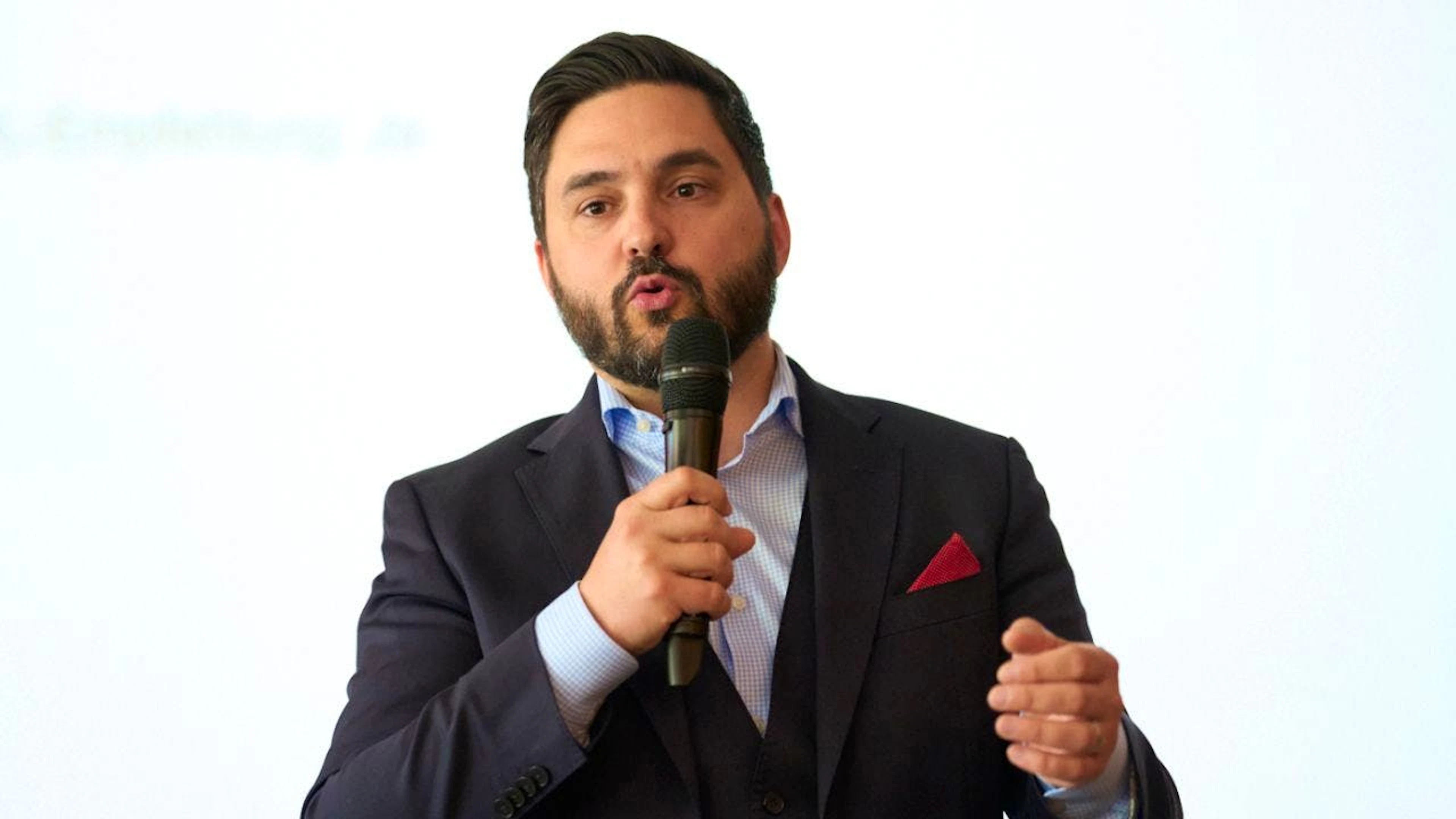 Molte persone ne hanno fin sopra i capelli di sentire che i migranti sono responsabili di tutto, ha commentato il co-presidente del PS Cédric Wermuth.
