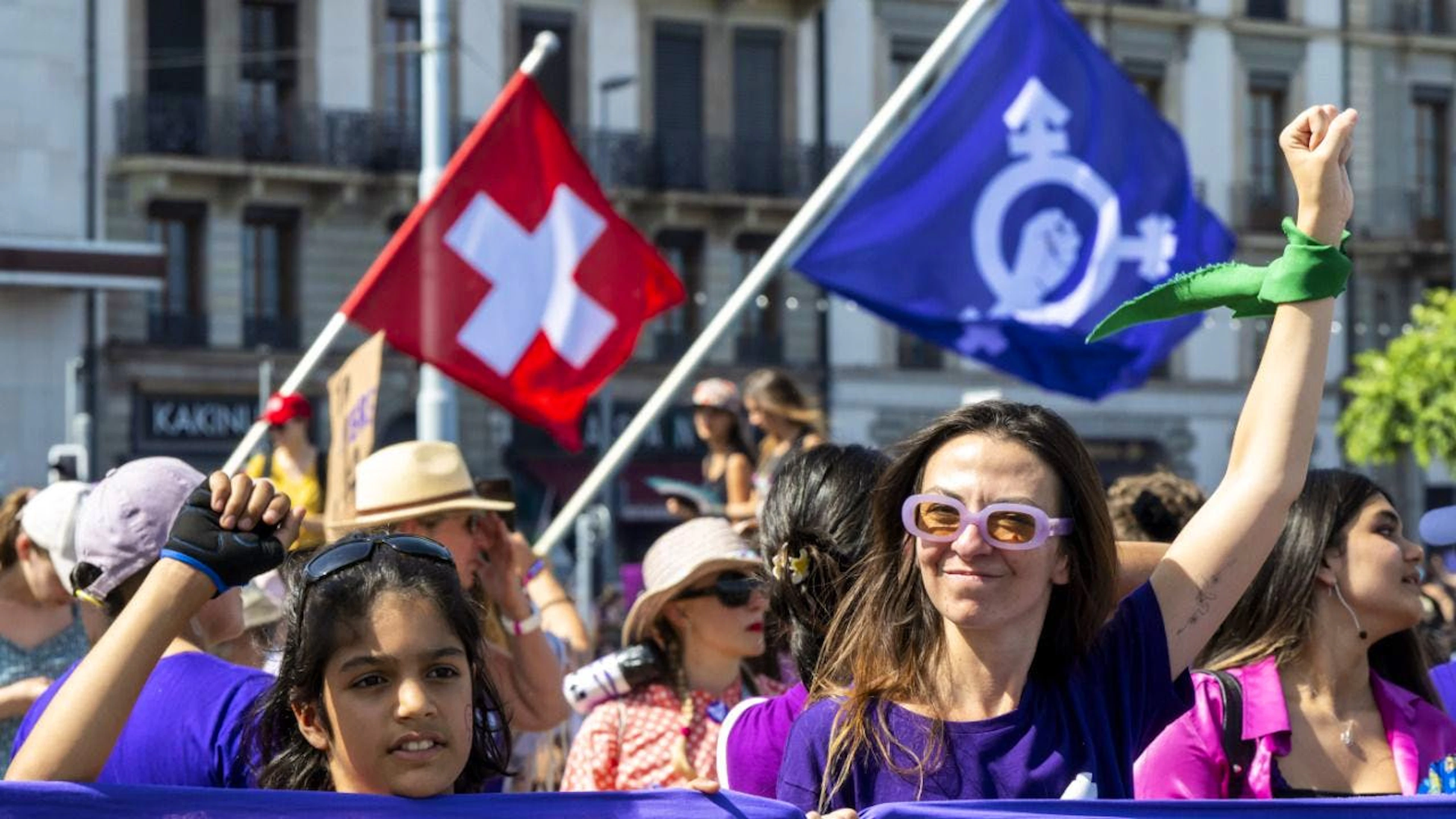 In vielen Städten in der Schweiz finden anlässlich des feministischen Streiktags Demonstrationen statt. In Genf richten sich die Proteste auch gegen den G7-Gipfel im französischen Evian. (Archivbild)
