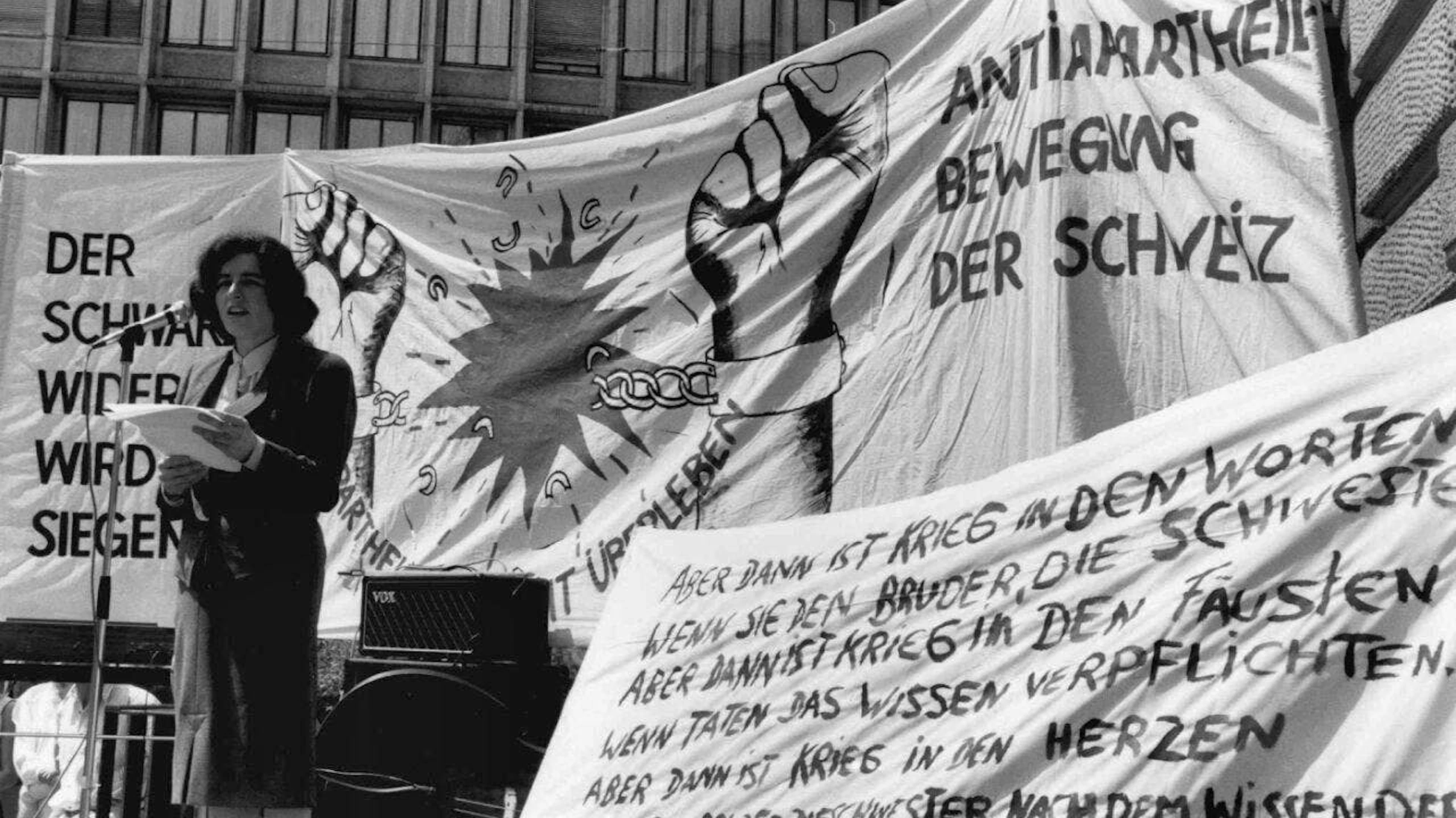 City Councilwoman Ursula Koch speaks on June 16, 1988, on Bahnhofstrasse in Zurich at a “bank protest” commemorating the 1976 uprising in Soweto against the apartheid regime in South Africa, which was crushed by force. Anti-apartheid activists called for a boycott of the banks. (KEYSTONE/Patrice Cuennet)