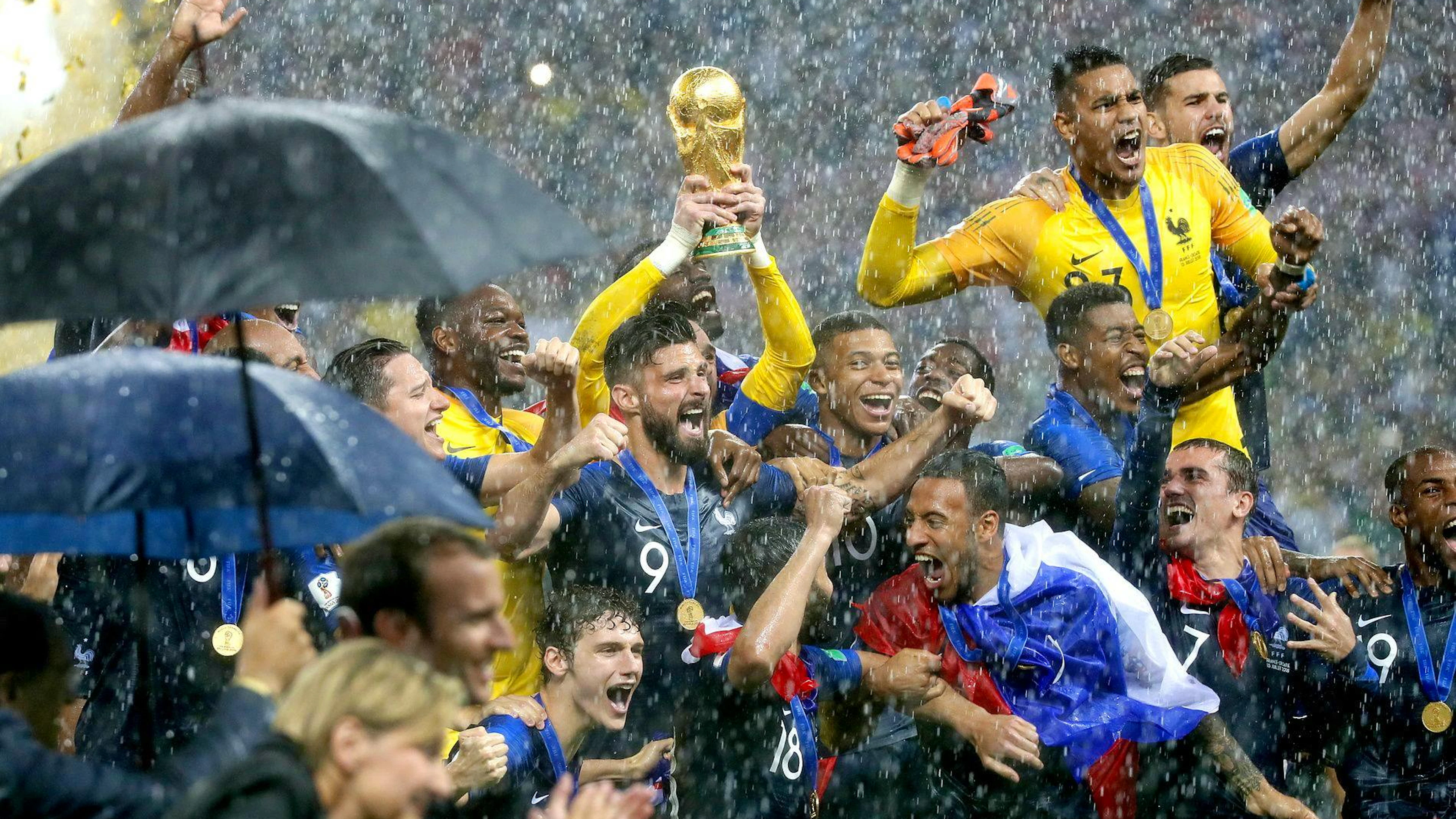 Im strömenden Regen von Moskau feiert Frankreich 2018 den WM-Titel.