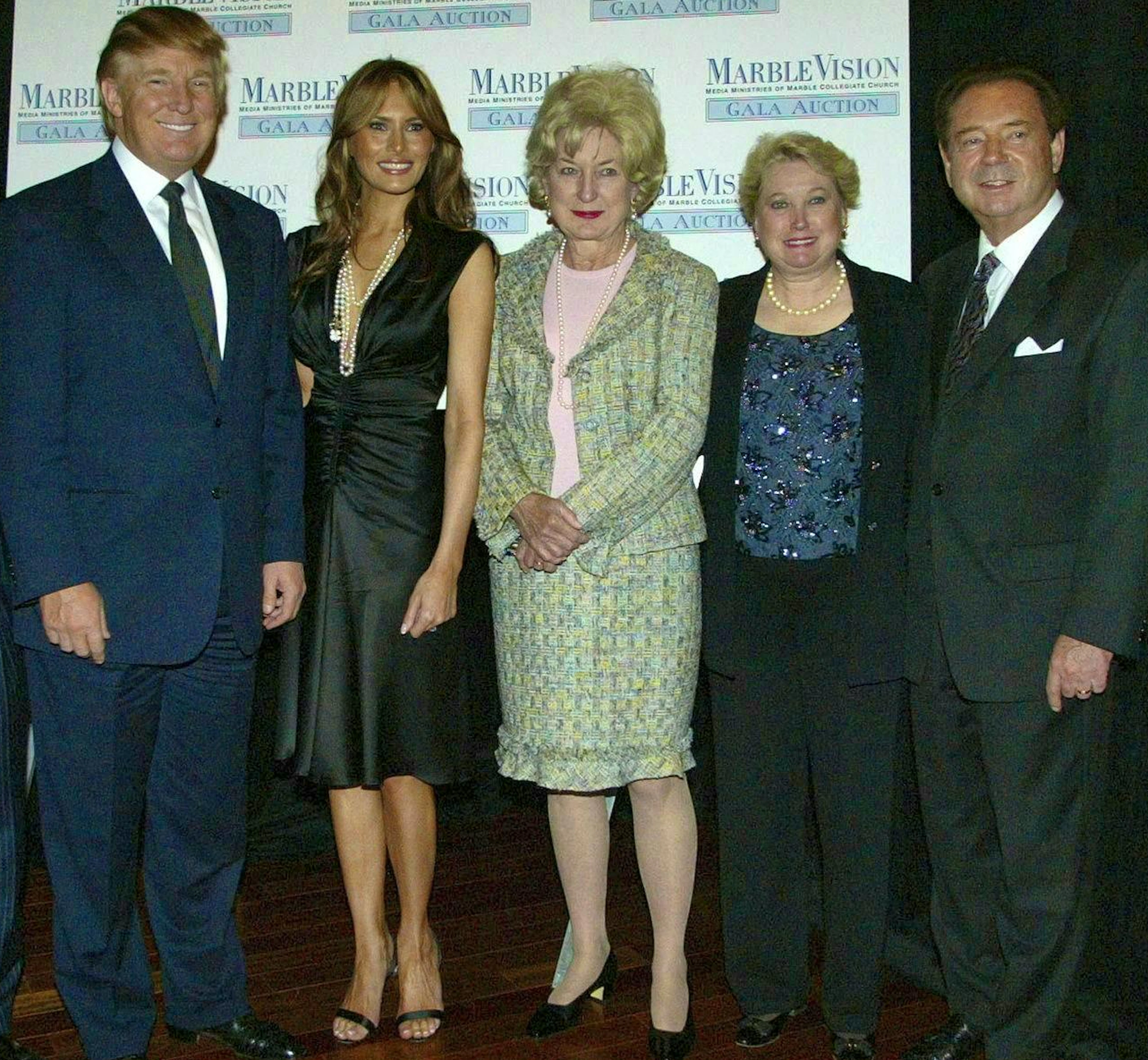Donald Trump avec son épouse Melania, ses deux sœurs Maryanne Trump Barry et Elizabeth Trump Grau, ainsi que le mari de cette dernière, James Grau, à New York en 2005 : Elizabeth Trump Grau, la cadette des cinq enfants, et son mari, producteur de cinéma, restent à l’écart de la vie politique.