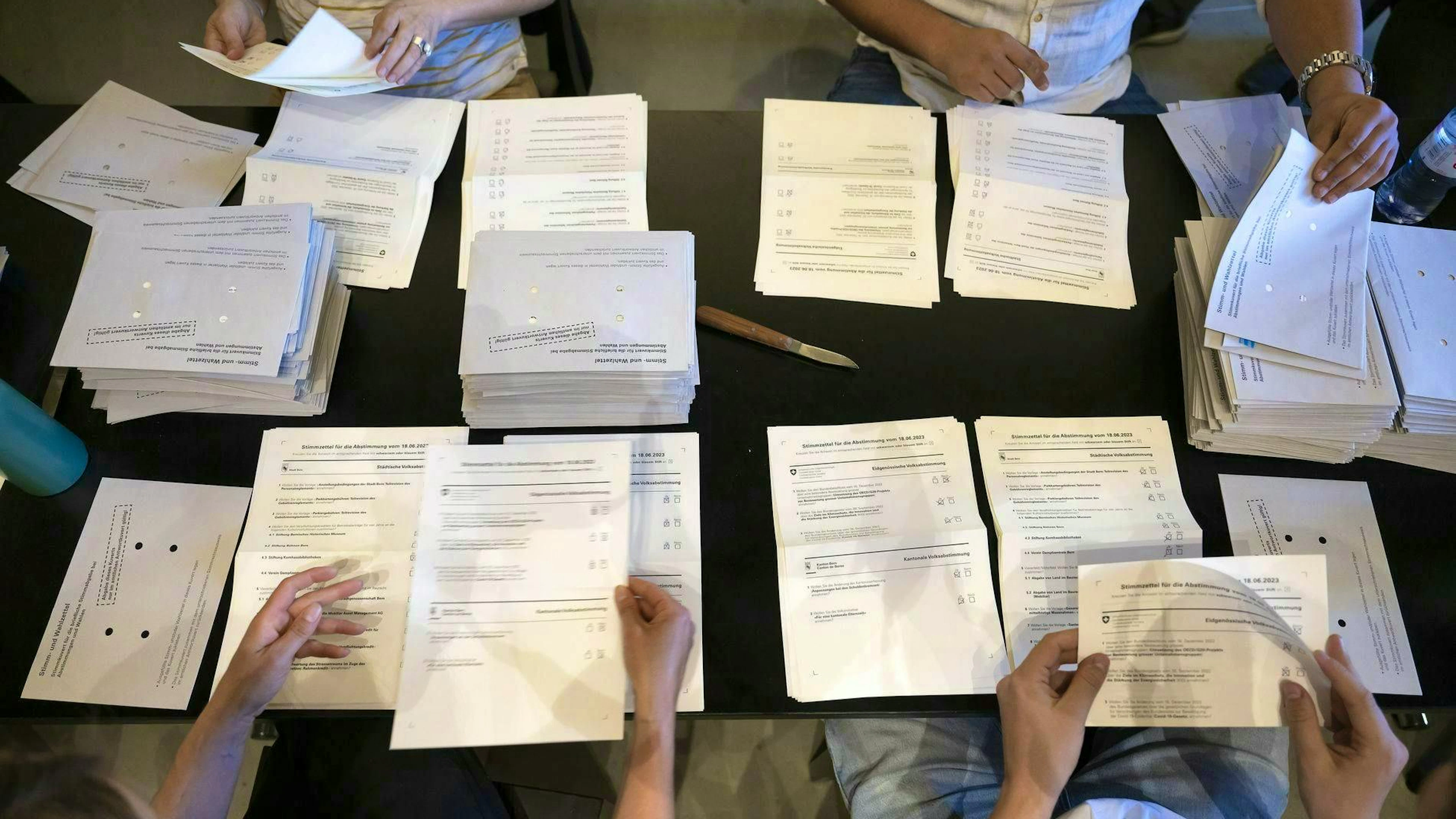 Bien trier, c'est déjà à moitié compté : d'abord par type de bulletin, puis par « oui », « non », « blanc » et « nul ».
