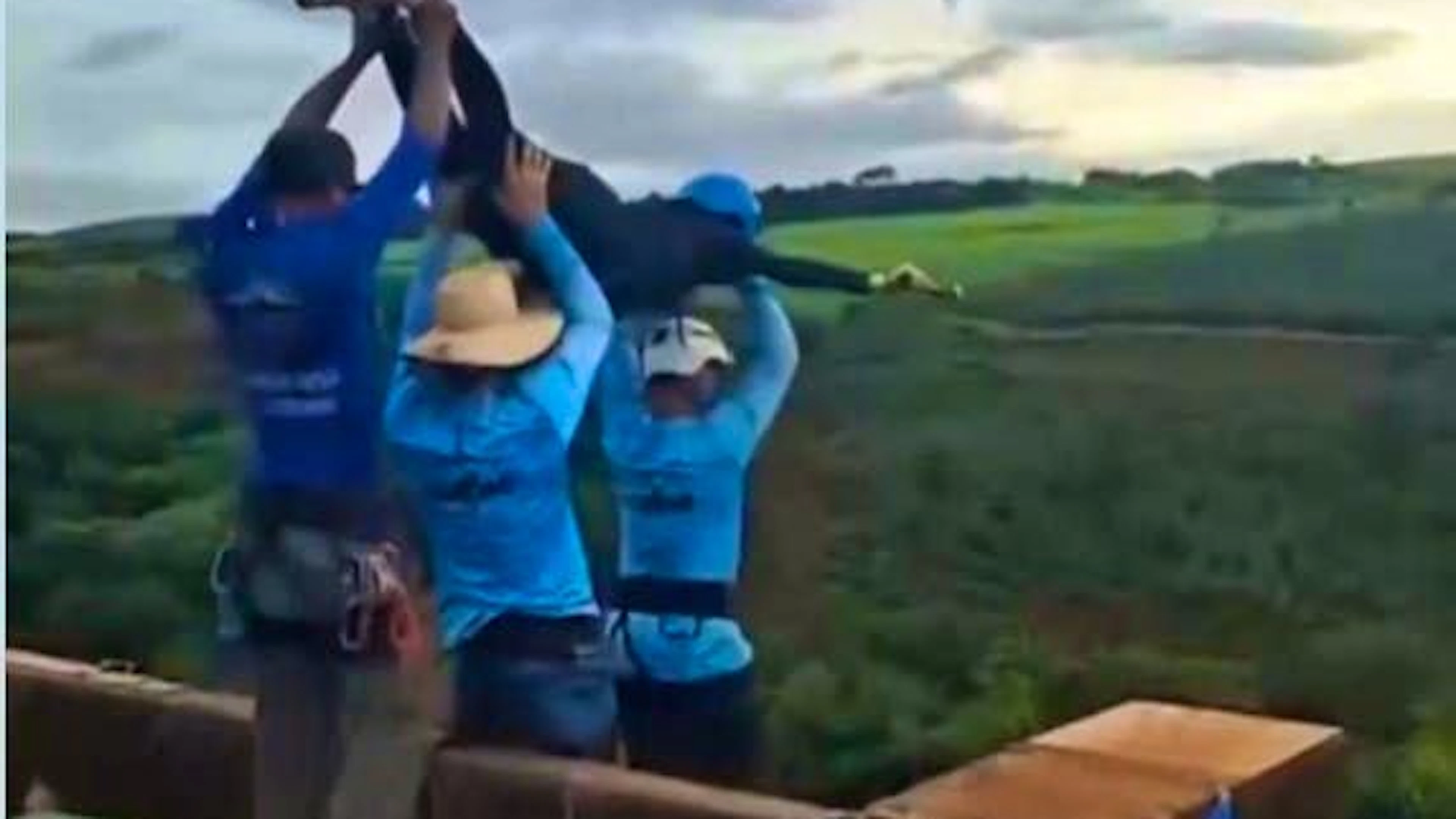 During a rope jump near the Brazilian city of São Paulo, a 21-year-old woman was pushed off a platform to her death without a safety rope attached.