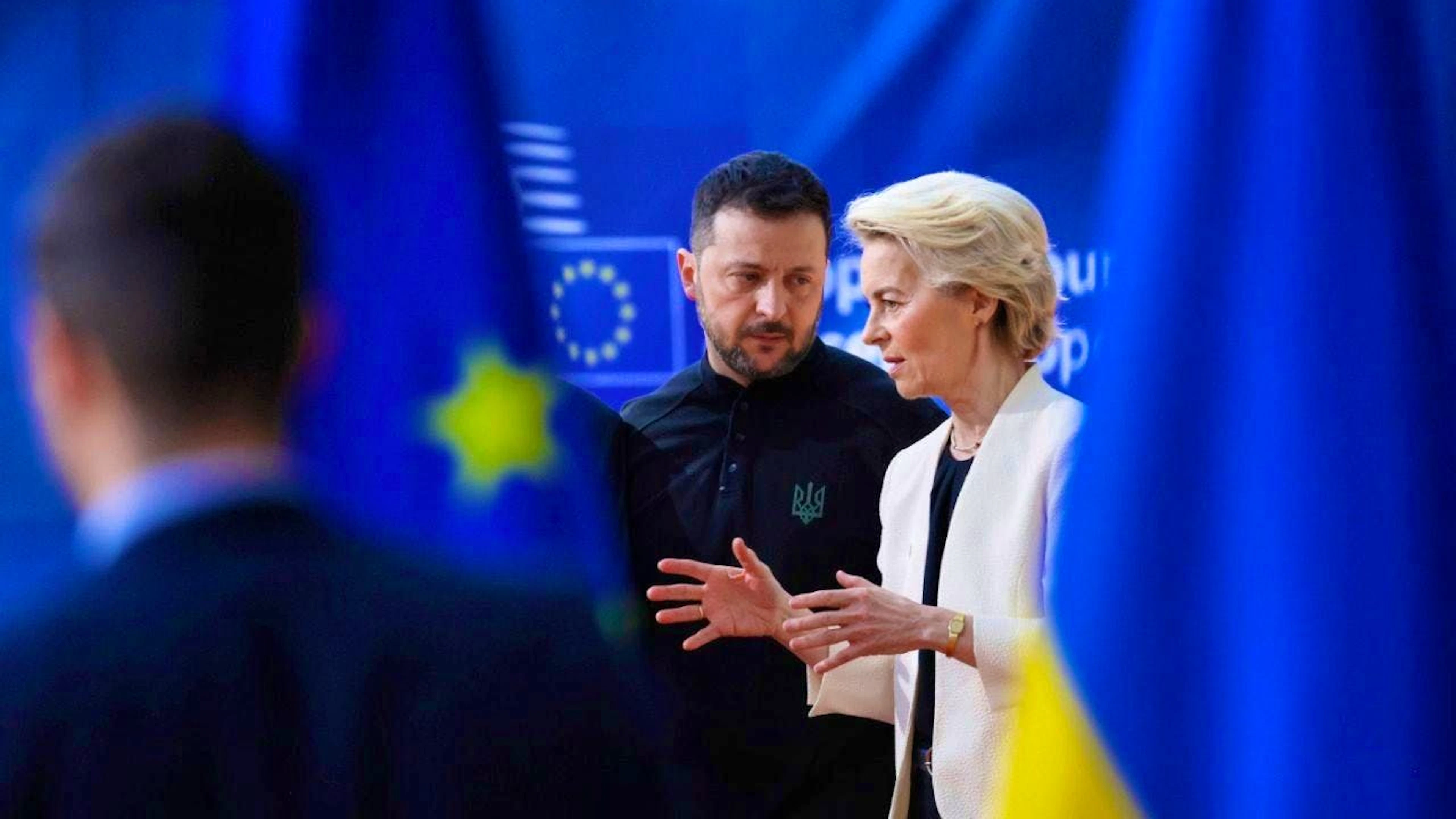 ARCHIVE – European Commission President Ursula von der Leyen (right) speaks with Ukrainian President Volodymyr Zelenskyy as they arrive at an EU summit at the European Council building. Photo: Omar Havana/AP/dpa