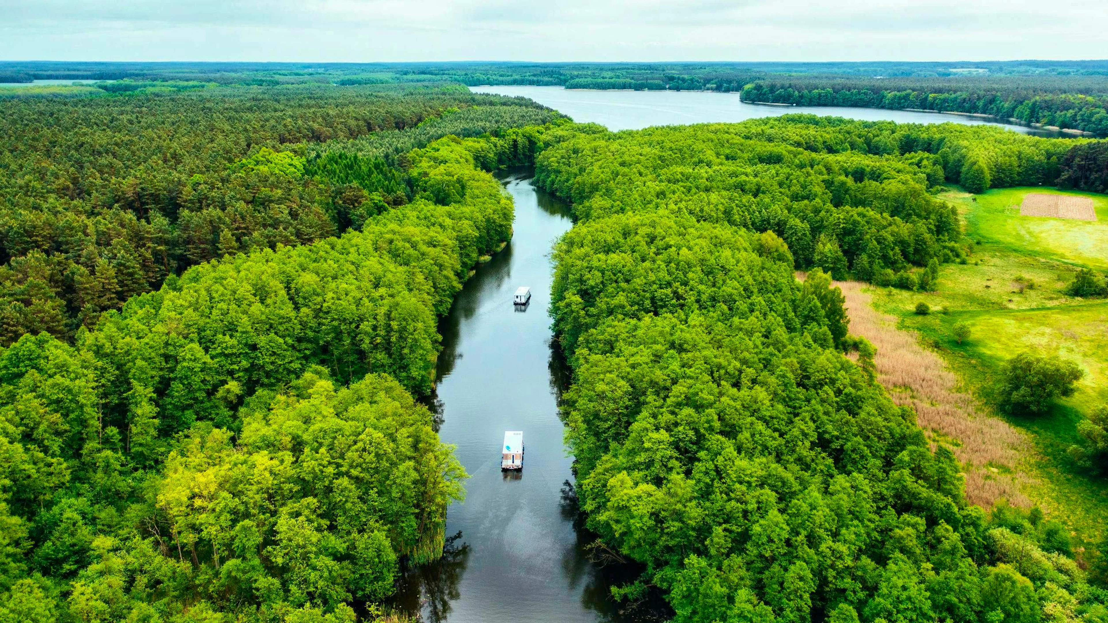 Vacances sur l’eau: en péniche à travers la région des lacs du Mecklembourg.