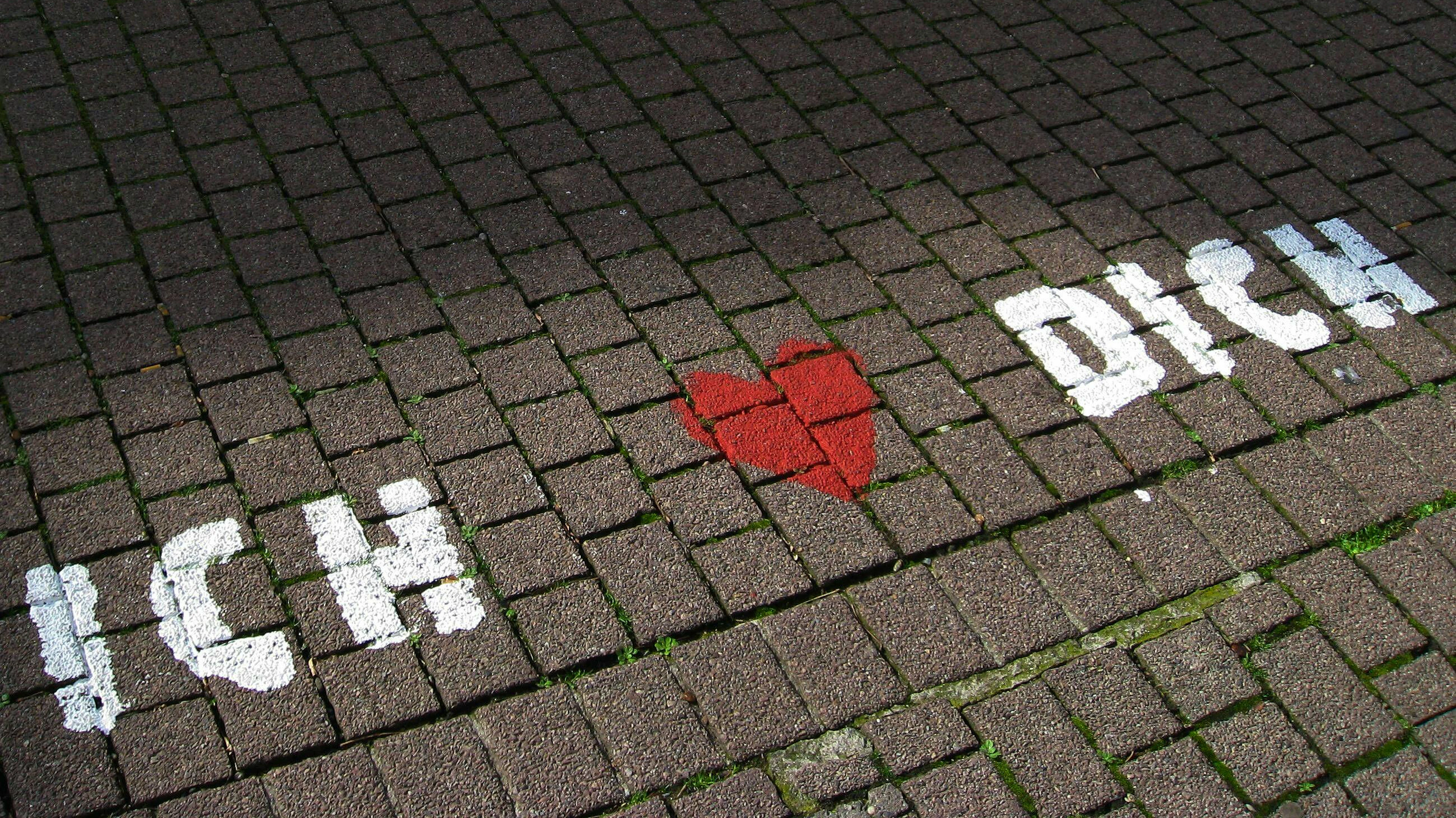 <strong>«Onsra» / Boro (Tibeto-birmanisch)</strong><br>Die Erkenntnis, dass die Liebe zu einem Menschen weiterbesteht, obwohl die Beziehung endet. Es beschreibt den schmerzhaften Übergang zwischen Liebe und Loslassen.<br>Beispiel: Man weiss, dass man getrennte Wege gehen muss, empfindet aber weiterhin tiefe Zuneigung und Verbundenheit.