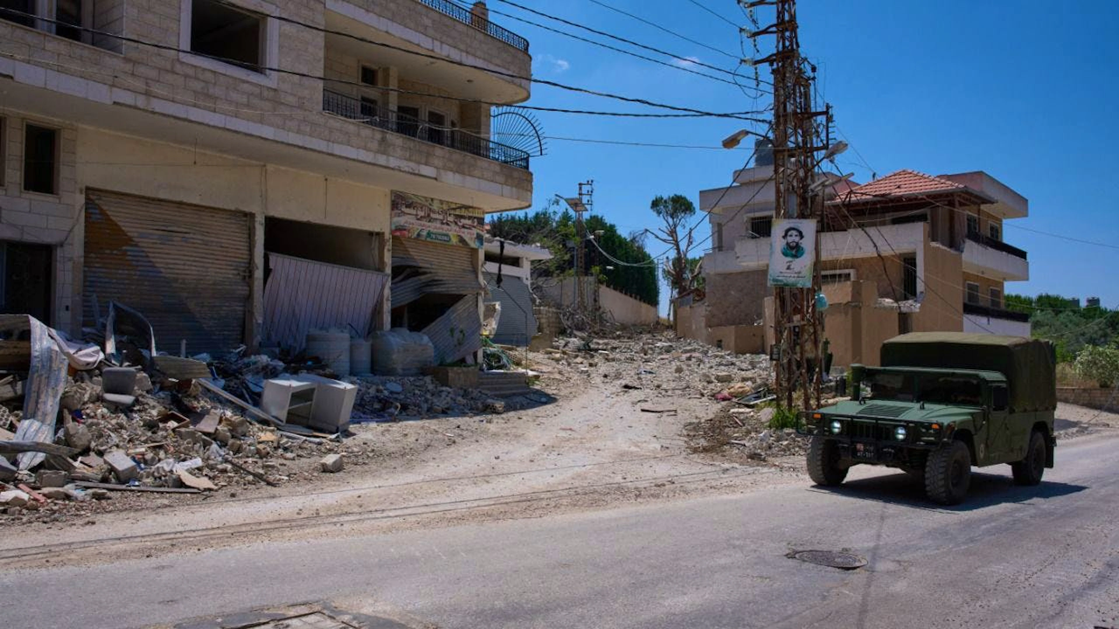ARCHIV – Ein Fahrzeug der libanesischen Armee fährt an beschädigten Gebäuden im Dorf Dibbine im Südosten des Libanon vorbei. Die israelische Armee hat ihre Angriffe im südlichen Libanon nach dortigen Angaben trotz des verkündeten Rahmenabkommens im Iran-Krieg vorerst fortgesetzt. Foto: Hassan Ammar/AP/dpa/Archivbild