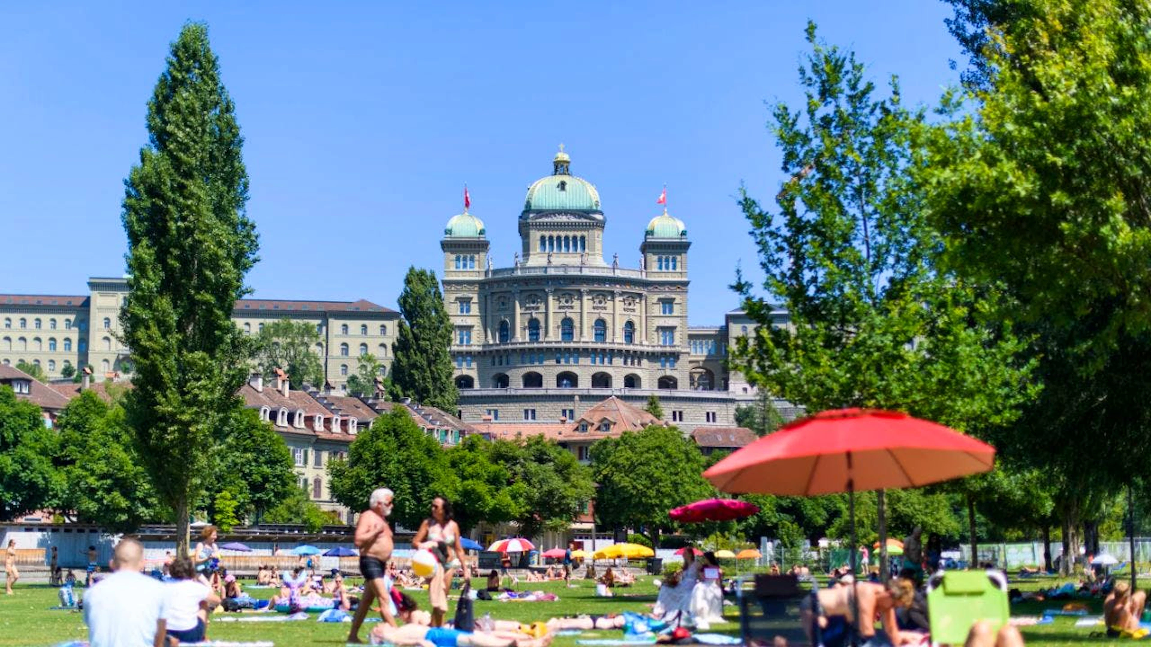 Palazzo federale visto dal complesso balneare del Marzili.