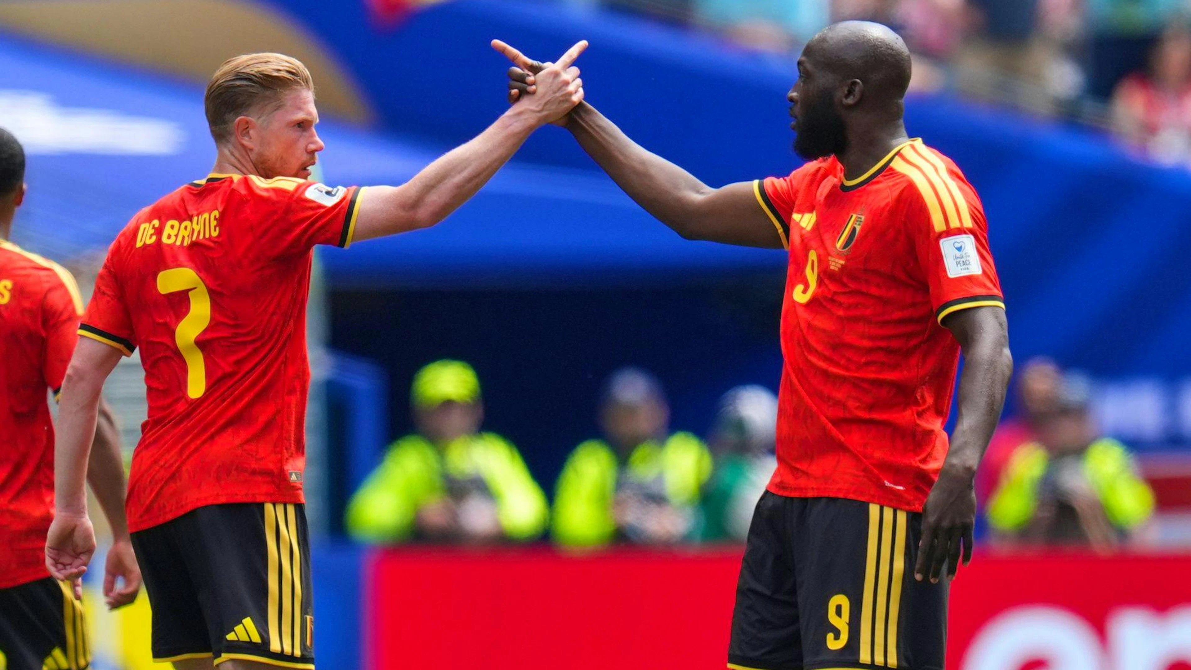 L'esultanza di Kevin De Bruyne e Romelu Lukaku dopo la rete dell'1-1 del Belgio.
