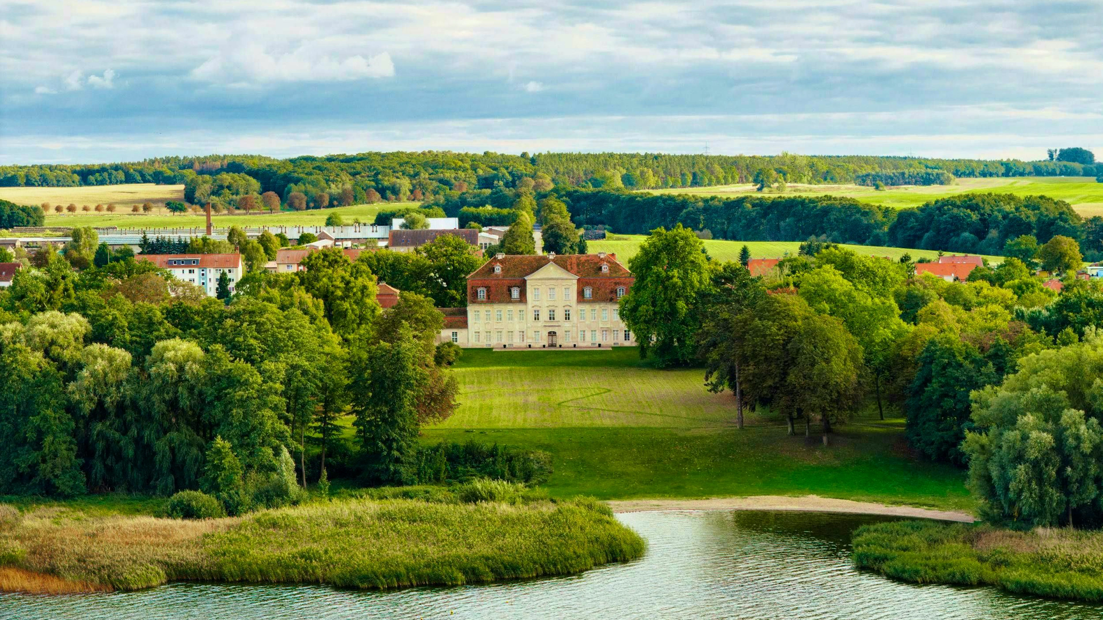 Envie d’une pause? Le château de Kummerow, sur le bord du lac homonyme, ouvre ses portes lors d’événements.
