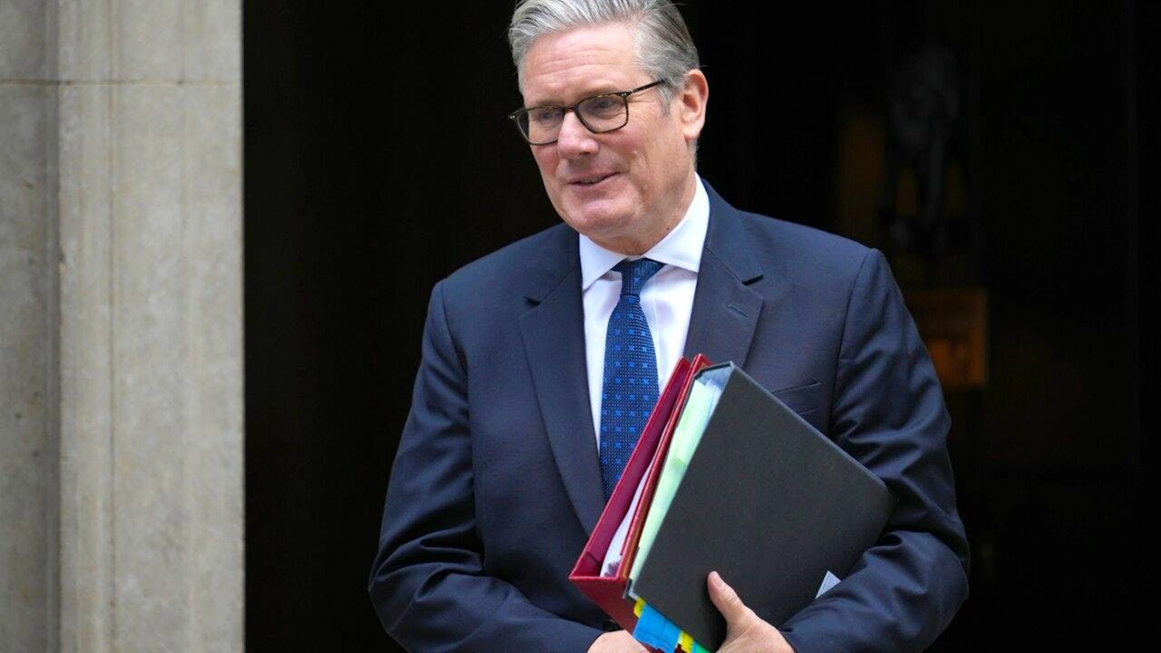 Der britische Premierminister Keir Starmer verlässt die Downing Street 10, um an der wöchentlichen Sitzung des Premierministers im Parlament in London teilzunehmen. Foto: Kin Cheung/AP/dpa