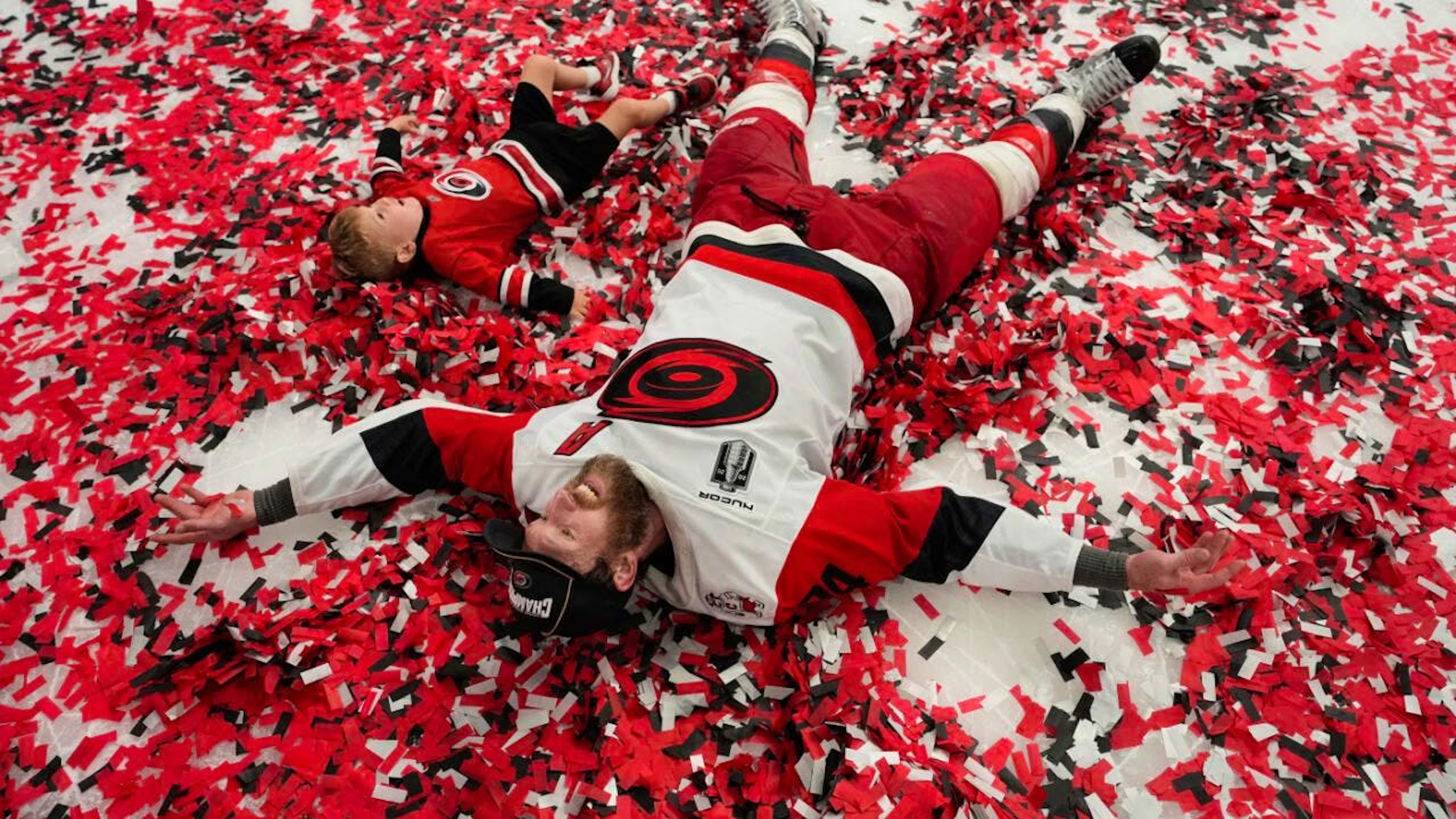 Die Carolina Hurricanes im Konfetti-Regen ihrer Klubfarben