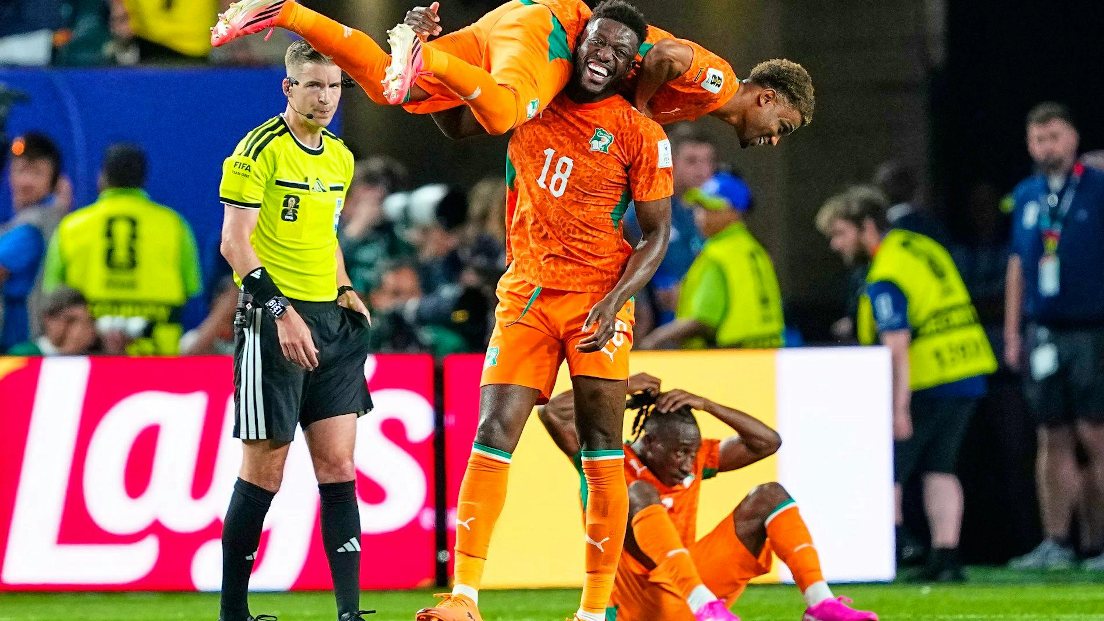 Sangare festeggia il matchwinner Diallo al termine della sfida vinta 1-0 contro l'Ecuador.