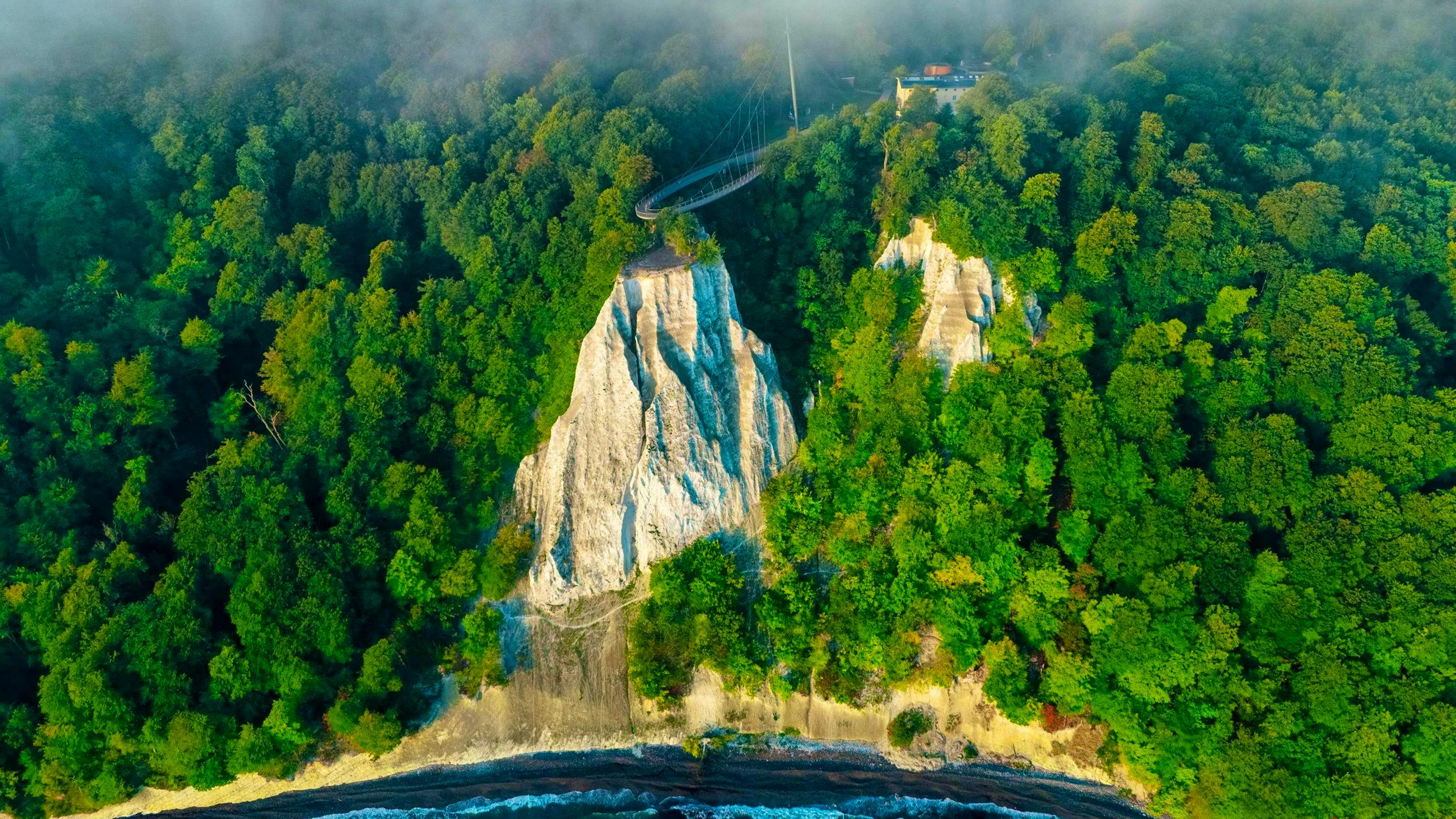 Les falaises de craie sont l’emblème de Rügen. Au-dessus du Königsstuhl, le Skywalk semble flotter dans le vide