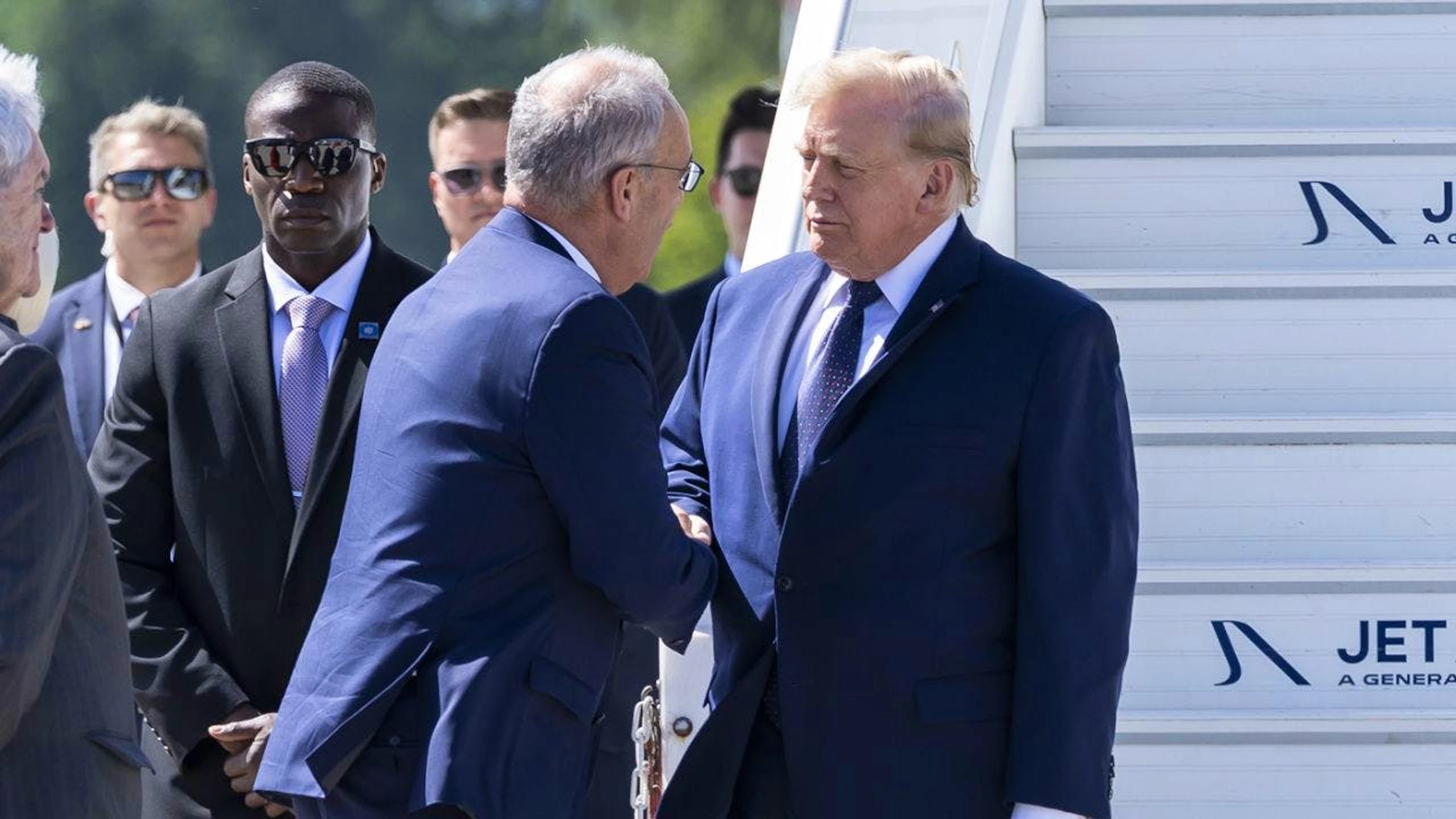 Guy Parmelin accueille Donald Trump à son arrivée à Genève.