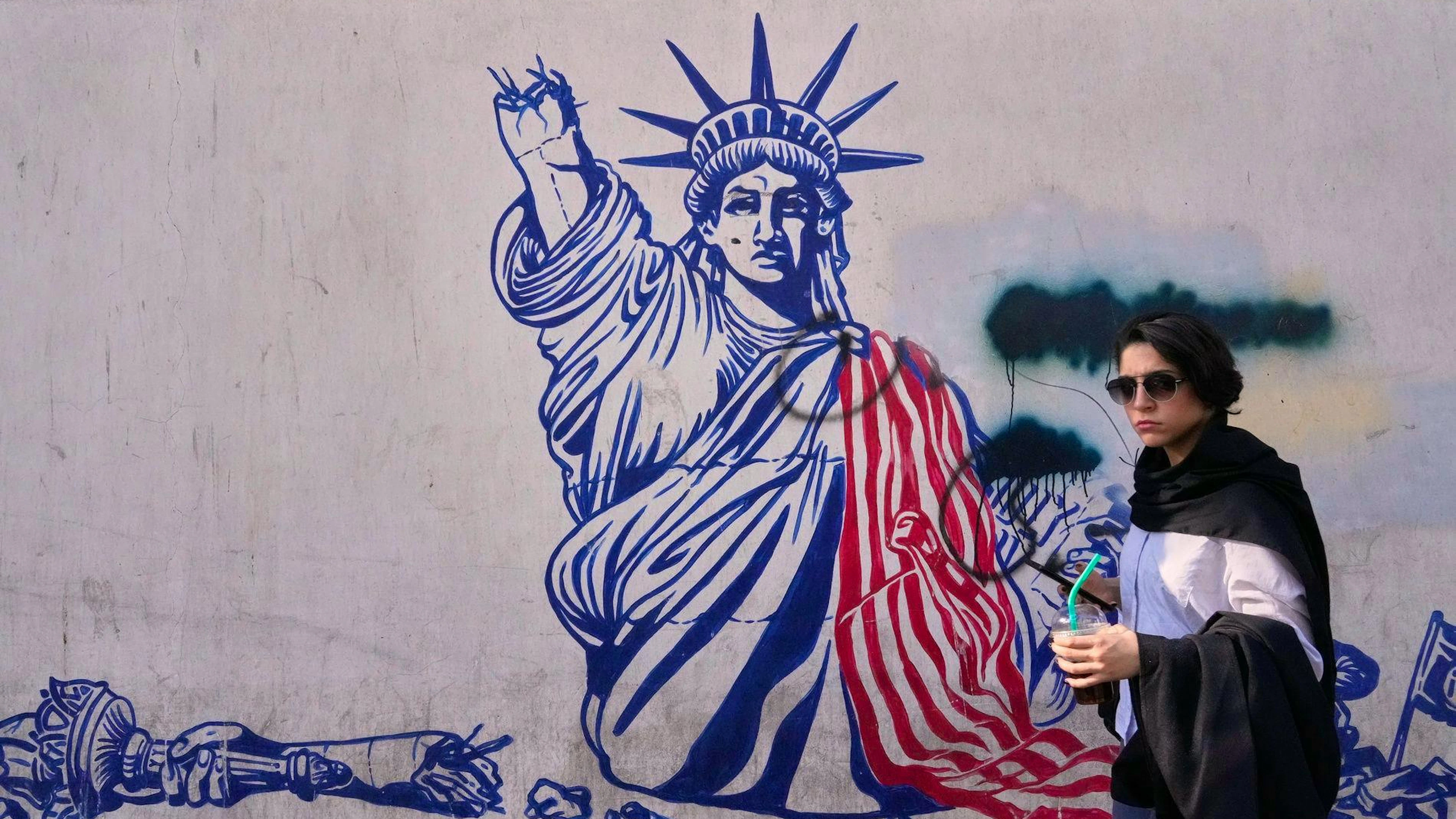 Anti-amerikanische Propaganda auf der Mauer der ehemaligen US-Botschaft – heute ein Museum – in Teheran. (12. Juni 2026)