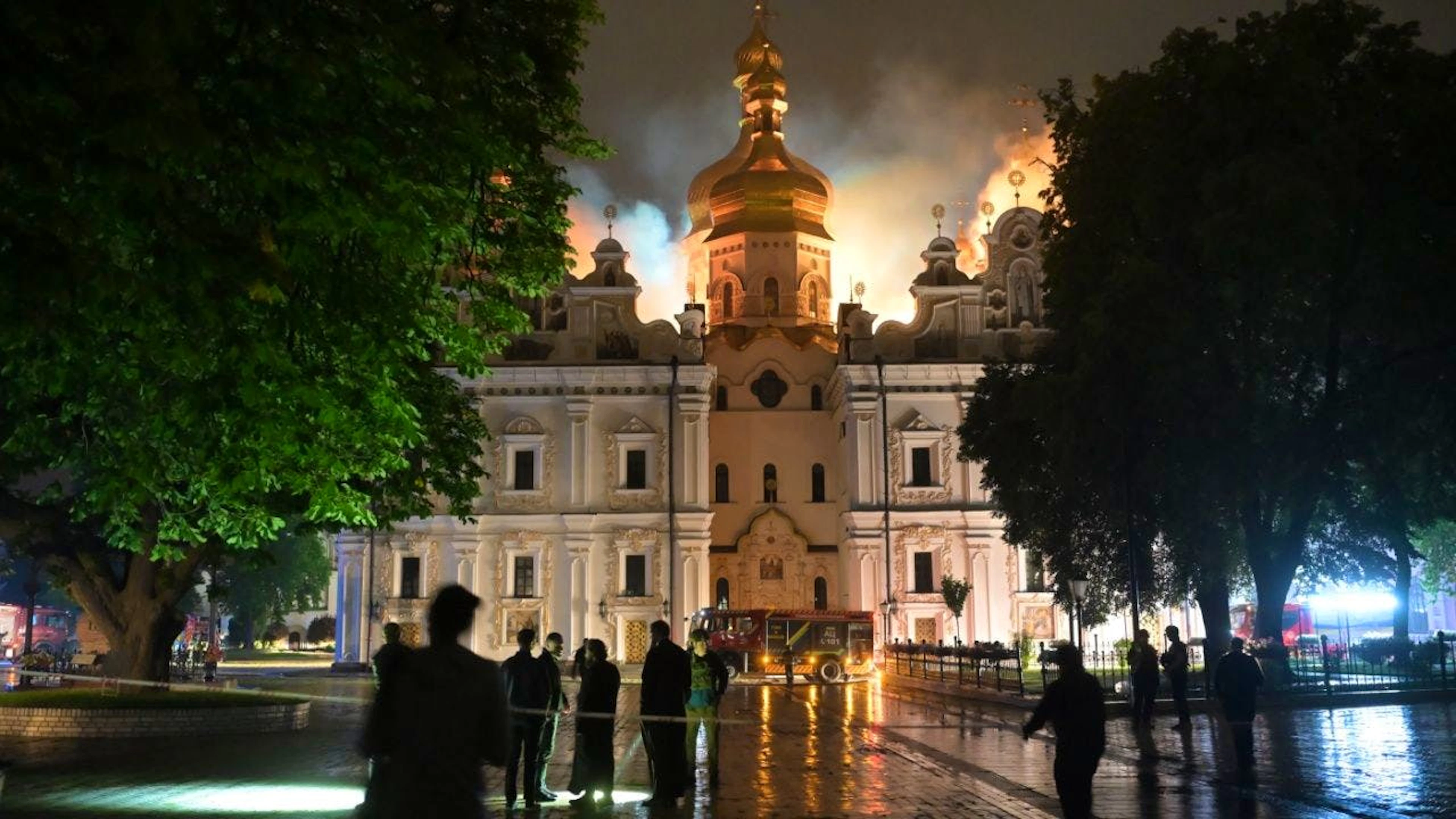 Das Dach der Mariä-Entschlafens-Kathedrale der Kiewer Pechersk-Lawra brennt. Foto: Danylo Antoniuk/AP/dpa