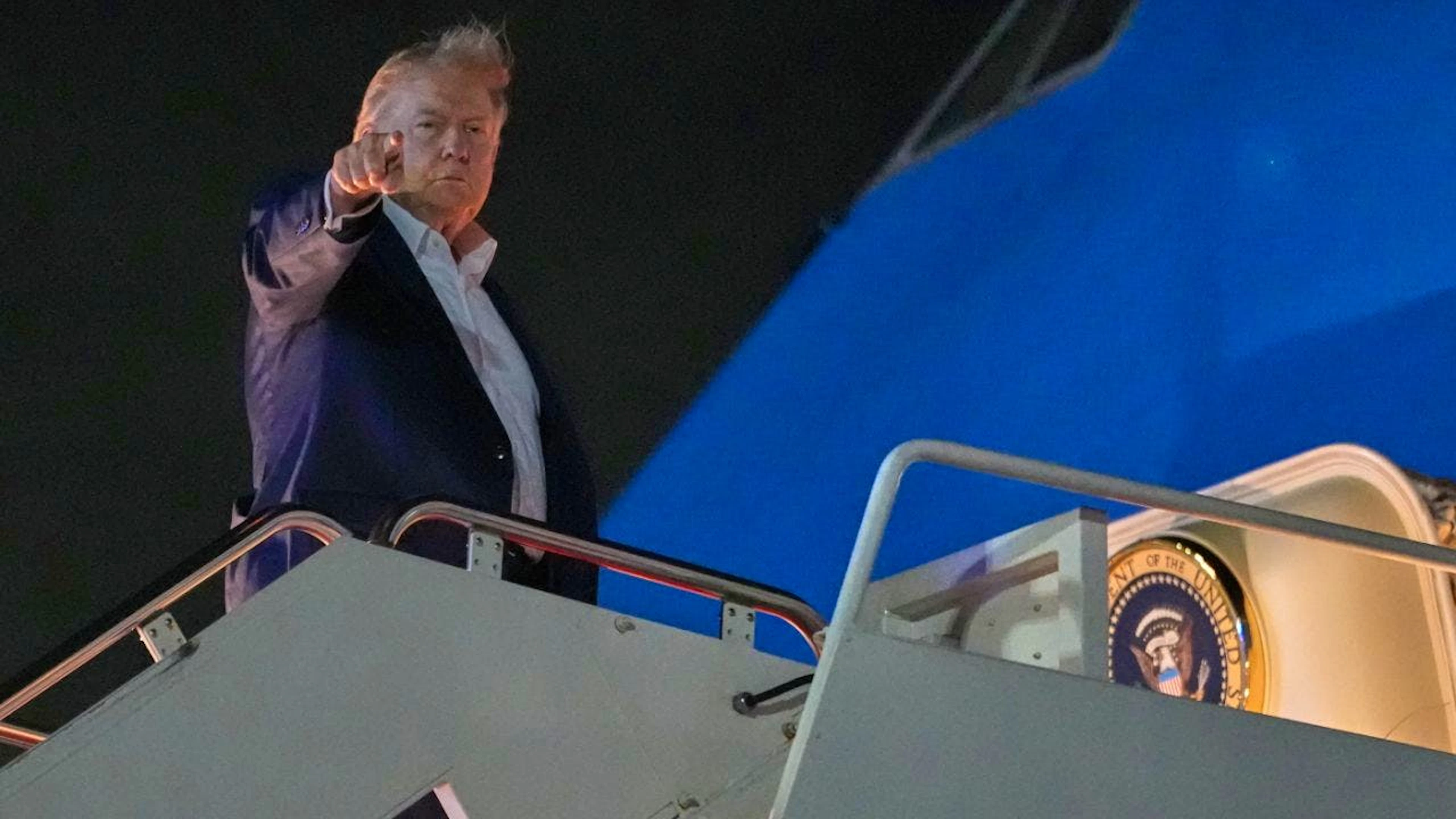 US-Präsident Donald Trump zeigt mit dem Finger als er auf der Joint Base Andrews in Maryland an Bord der Air Force One geht, um zum G7-Gipfel zu fliegen. Foto: Julia Demaree Nikhinson/AP/dpa