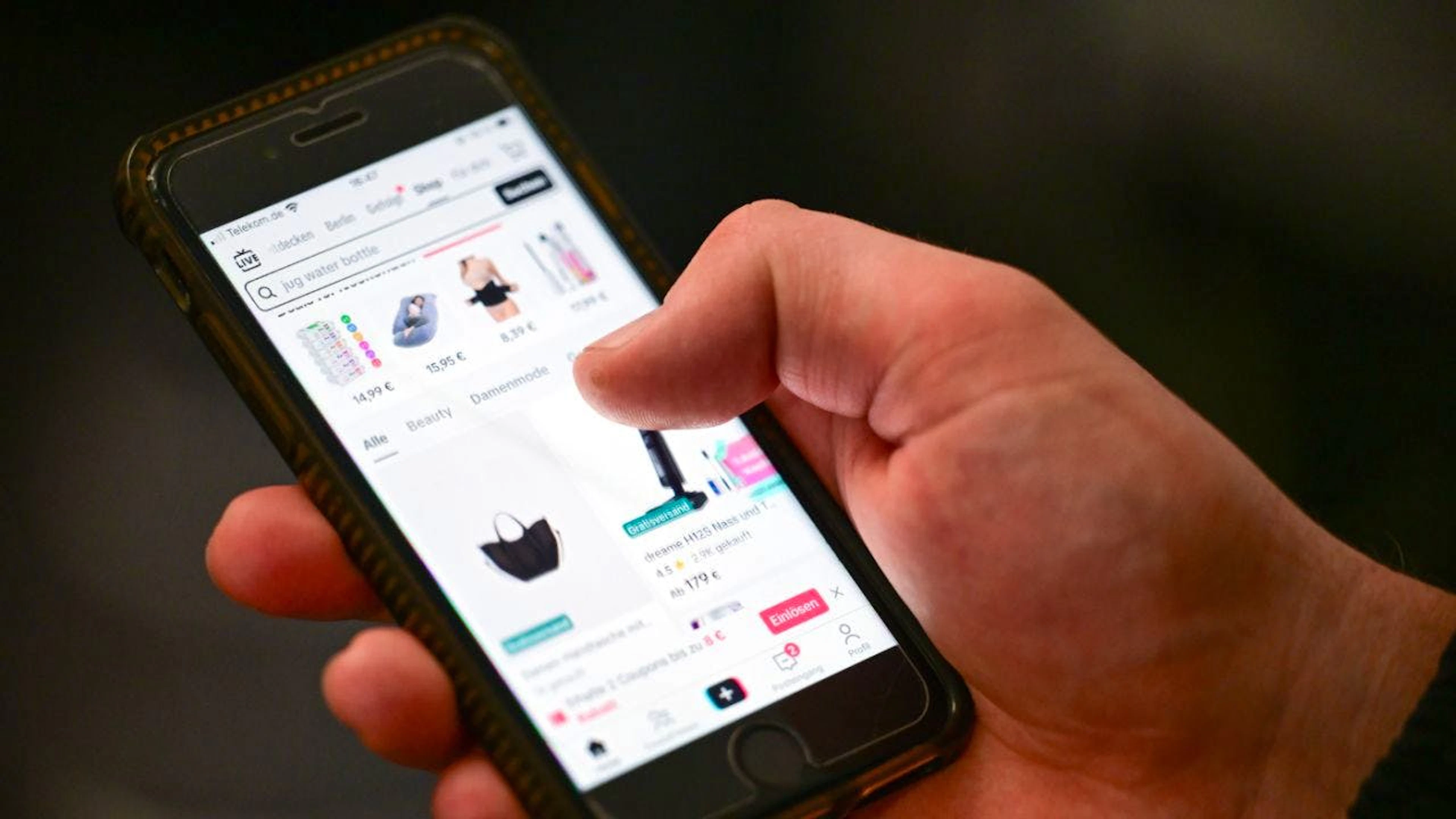 Influencer und soziale Medien haben einen erheblichen Einfluss auf das Online-Shopping-Verhalten von Kindern und Jugendlichen. (Symbolbild)