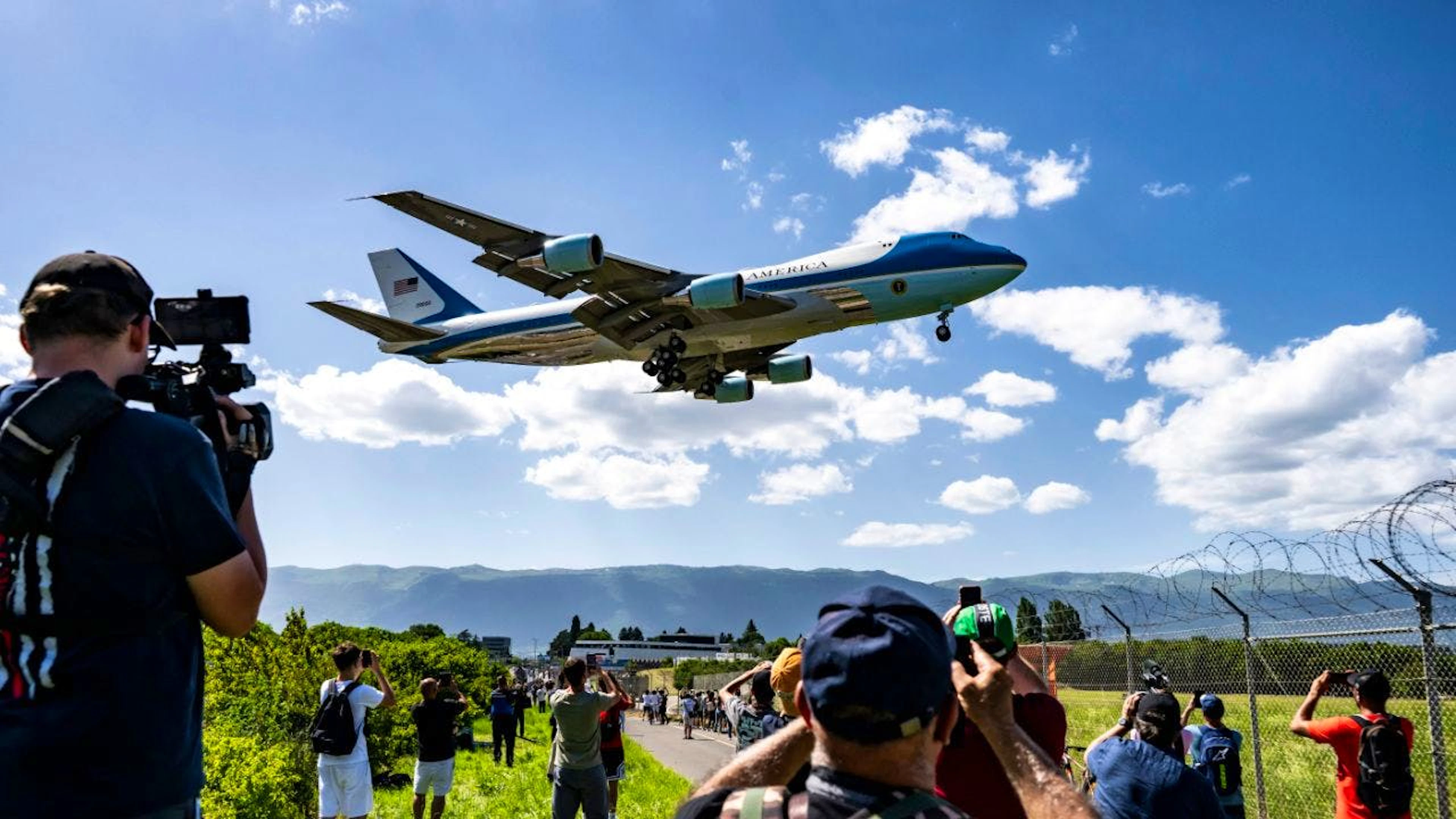De nombreux curieux étaient présents pour voir arriver Air Force One.