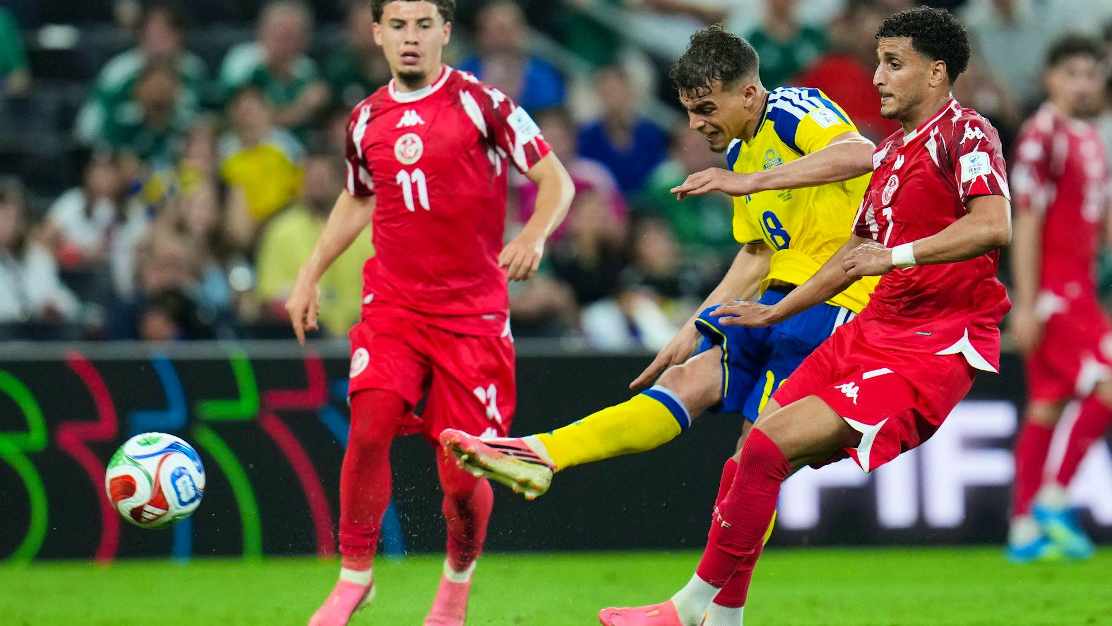 Yasin Ayari autore di una doppietta nel 5-1 della Svezia sulla Tunisia.