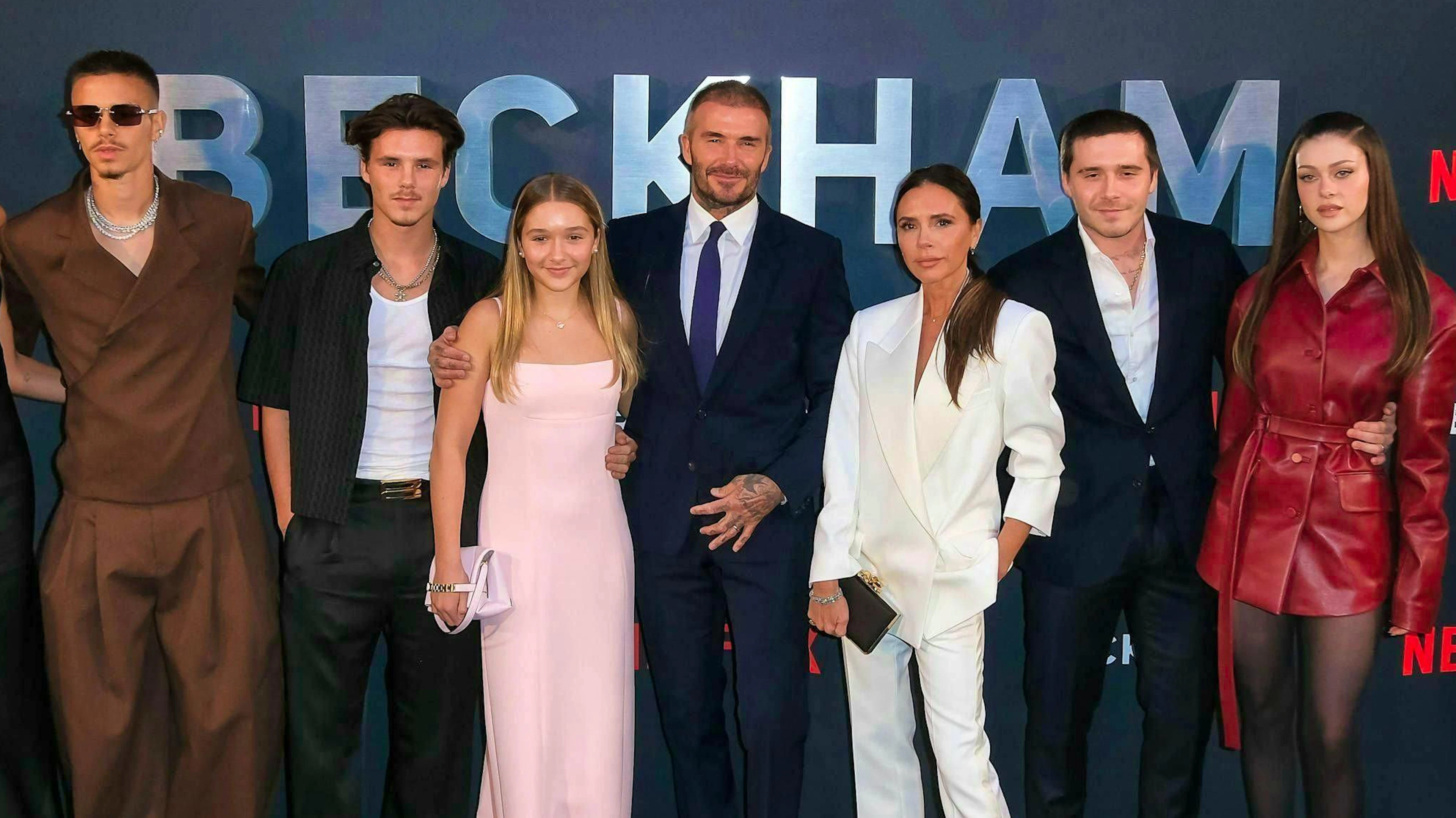 Alla premiere del documentario Netflix «Beckham» nel 2023, la vita familiare sembrava ancora intatta: Romeo, Cruz, Harper, David, Victoria e Brooklyn Beckham con Nicola Peltz Beckham (da sinistra a destra).