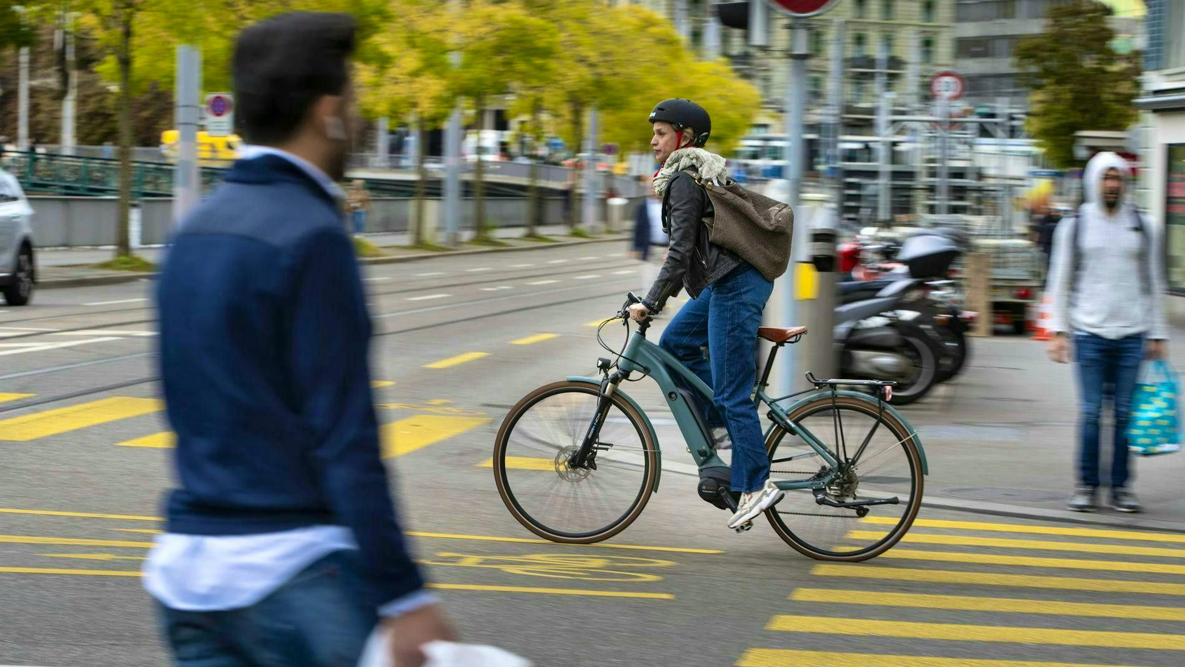 More people, less space, and rising tension: conflicts between cyclists and pedestrians are on the rise.