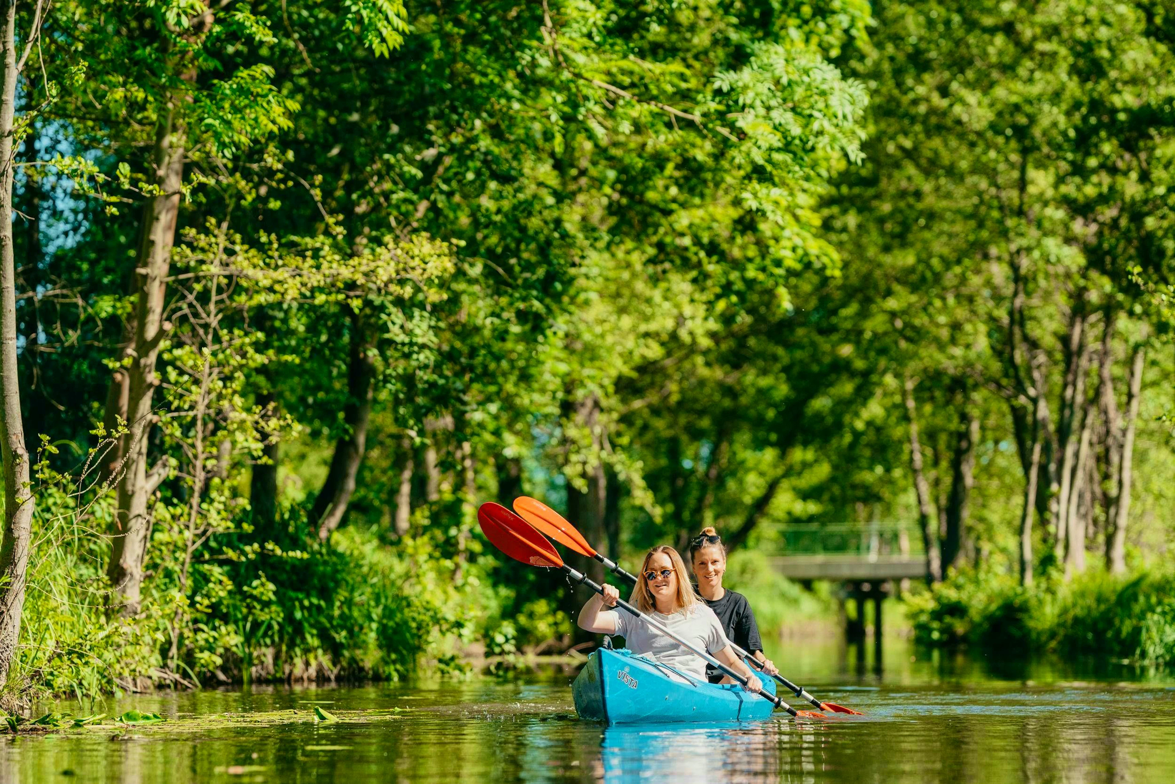 La forêt de la Sprée invite à ralentir: naviguer lentement et silencieusement sur l’eau.