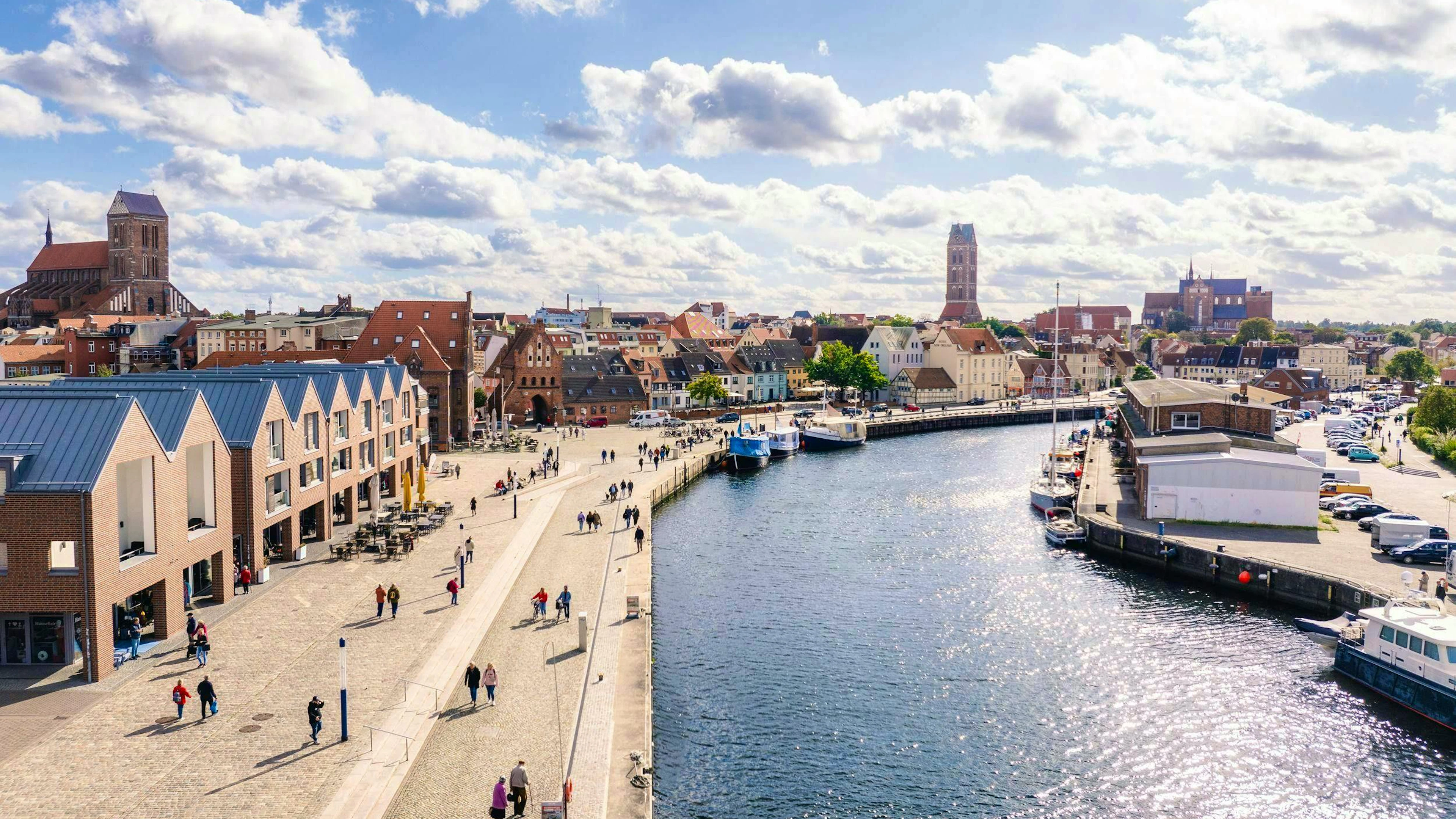 La ville hanséatique de Wismar et son Vieux-Port méritent largement le détour.