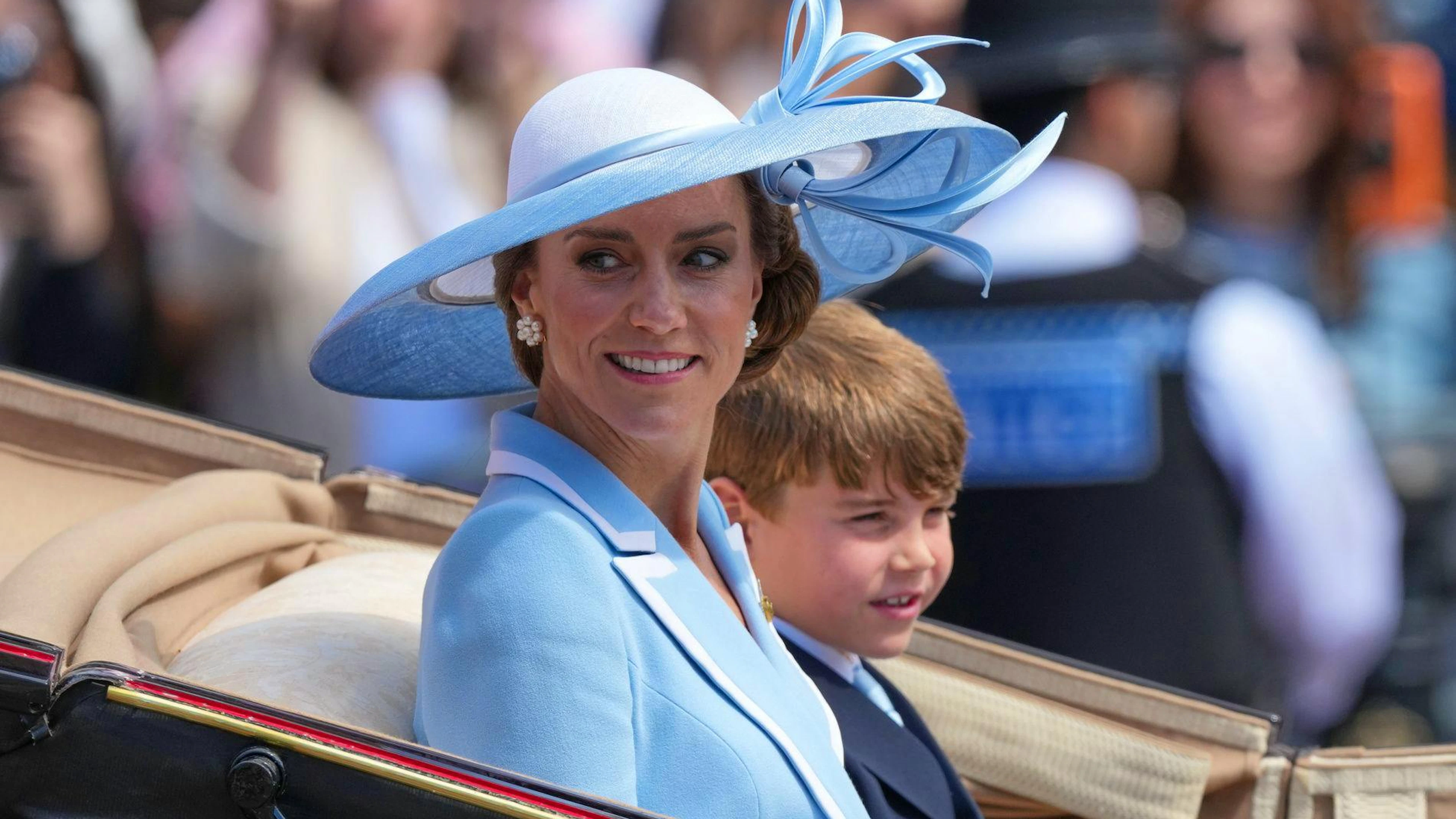 La principessa Kate con il figlio minore, il principe Louis durante la parate del Trooping The Colour, la tradizionale celebrazione annuale del compleanno del re.