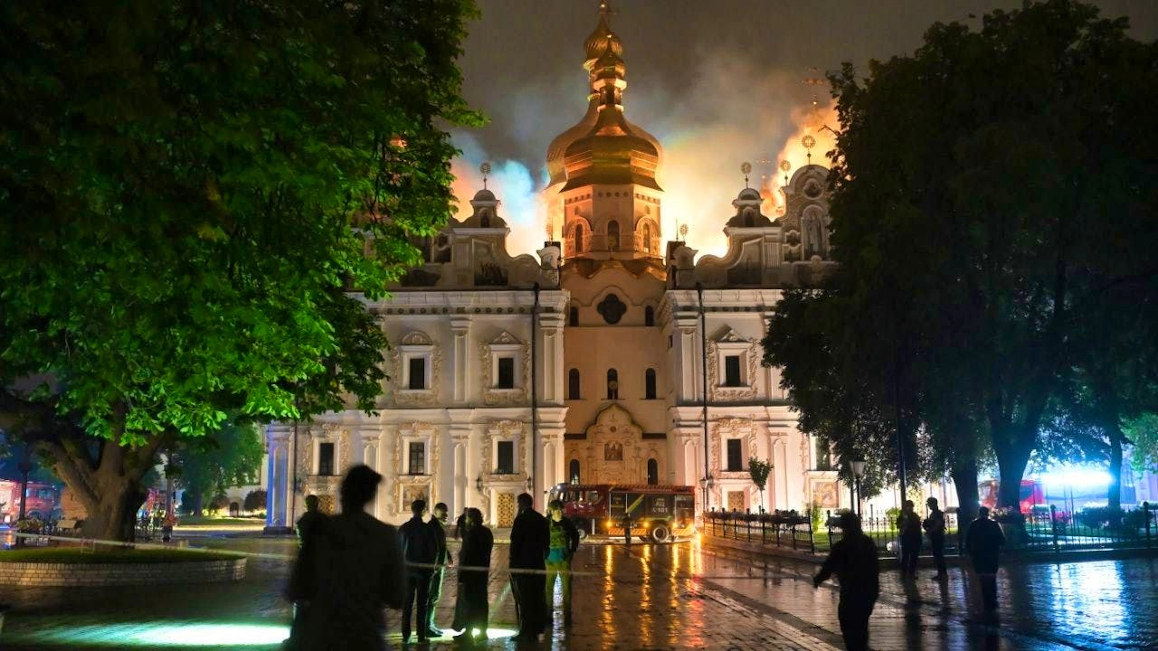 The roof of the Cathedral of the Dormition of the Mother of God at the Kiev-Pechersk Lavra is on fire. Photo: Danylo Antoniuk/AP/dpa
