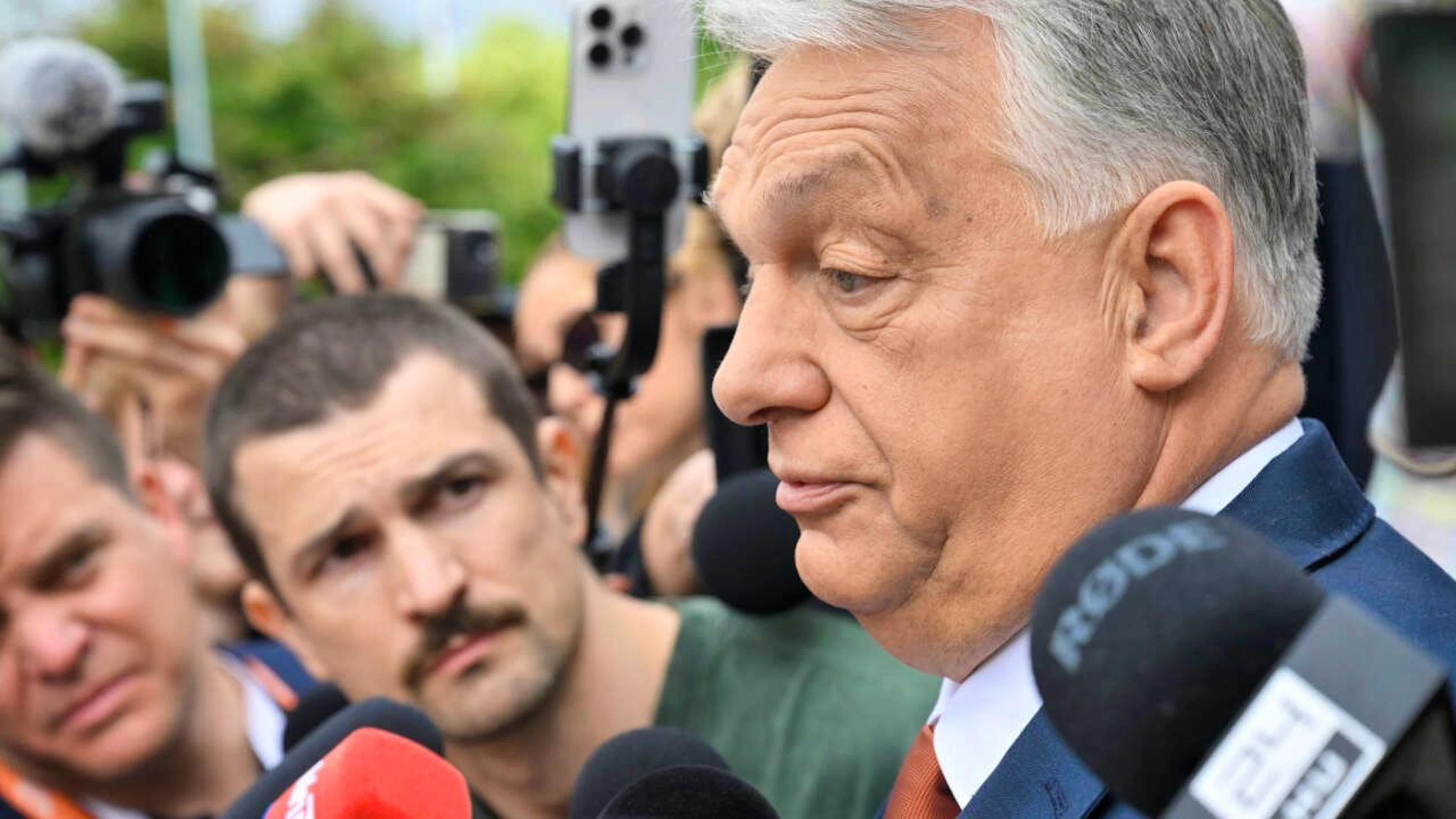 Der Vorsitzende der Fidesz-Partei und ehemalige ungarische Ministerpräsident Viktor Orbán spricht bei seiner Ankunft auf dem Arbeitskongress der Oppositionspartei Fidesz mit der Presse. Foto: Zoltan Mathe/MTI/AP/dpa