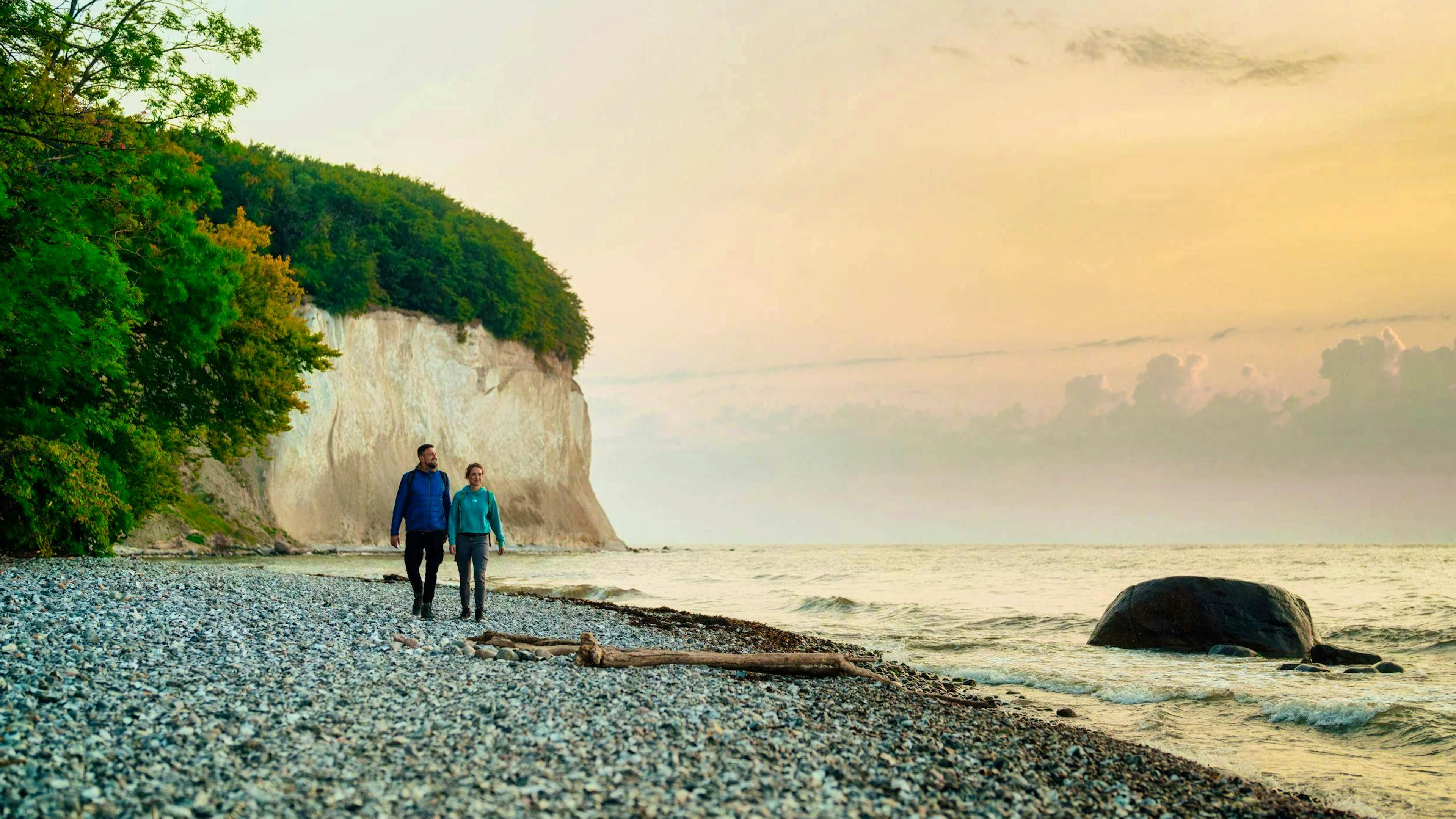 Le sentier des falaises permet également de descendre par des escaliers jusqu’à la plage.