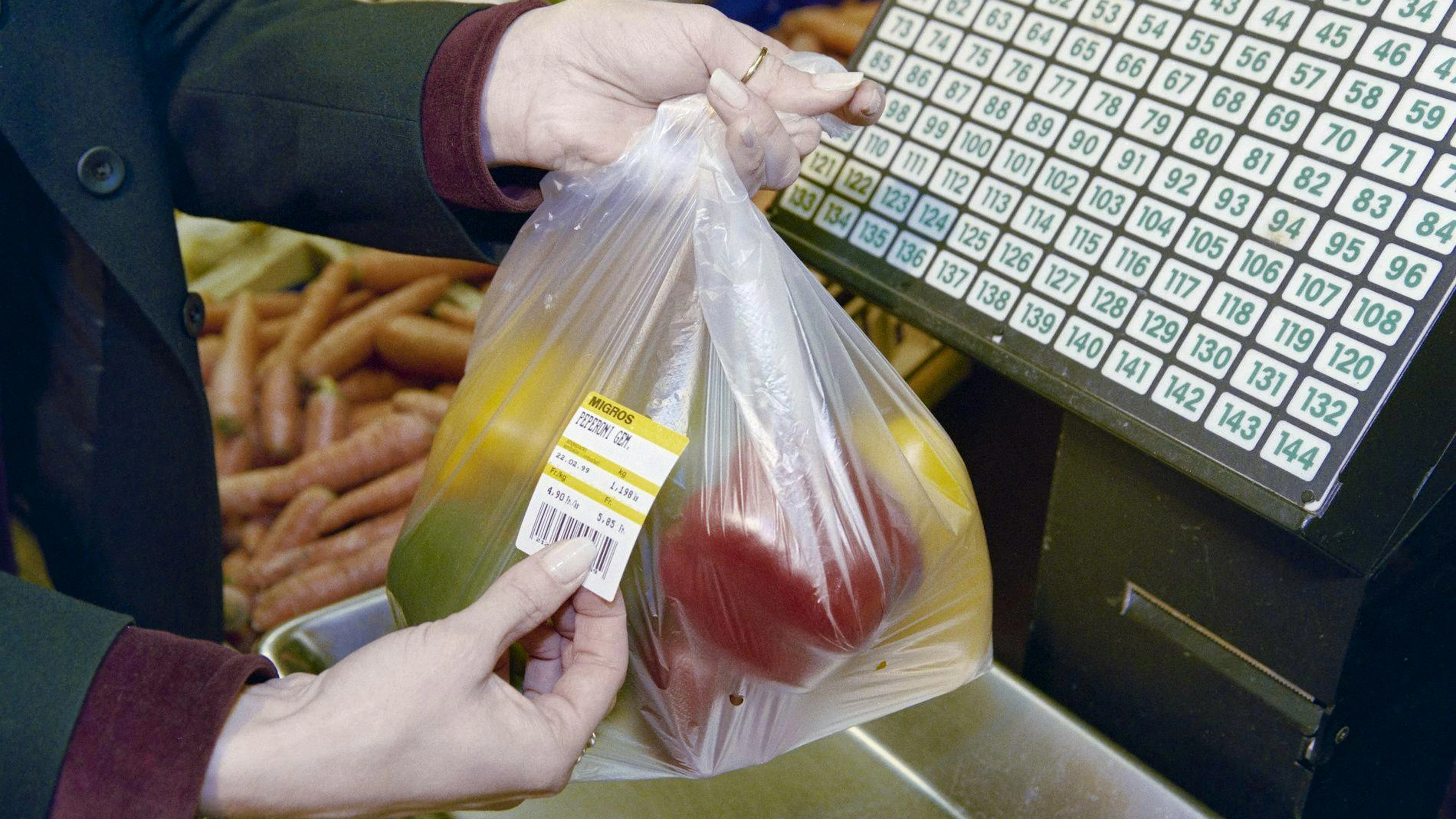 Für die Freund*innen der Nostalgie: So wurde im Jahr 1999 gewogen und geklebt.