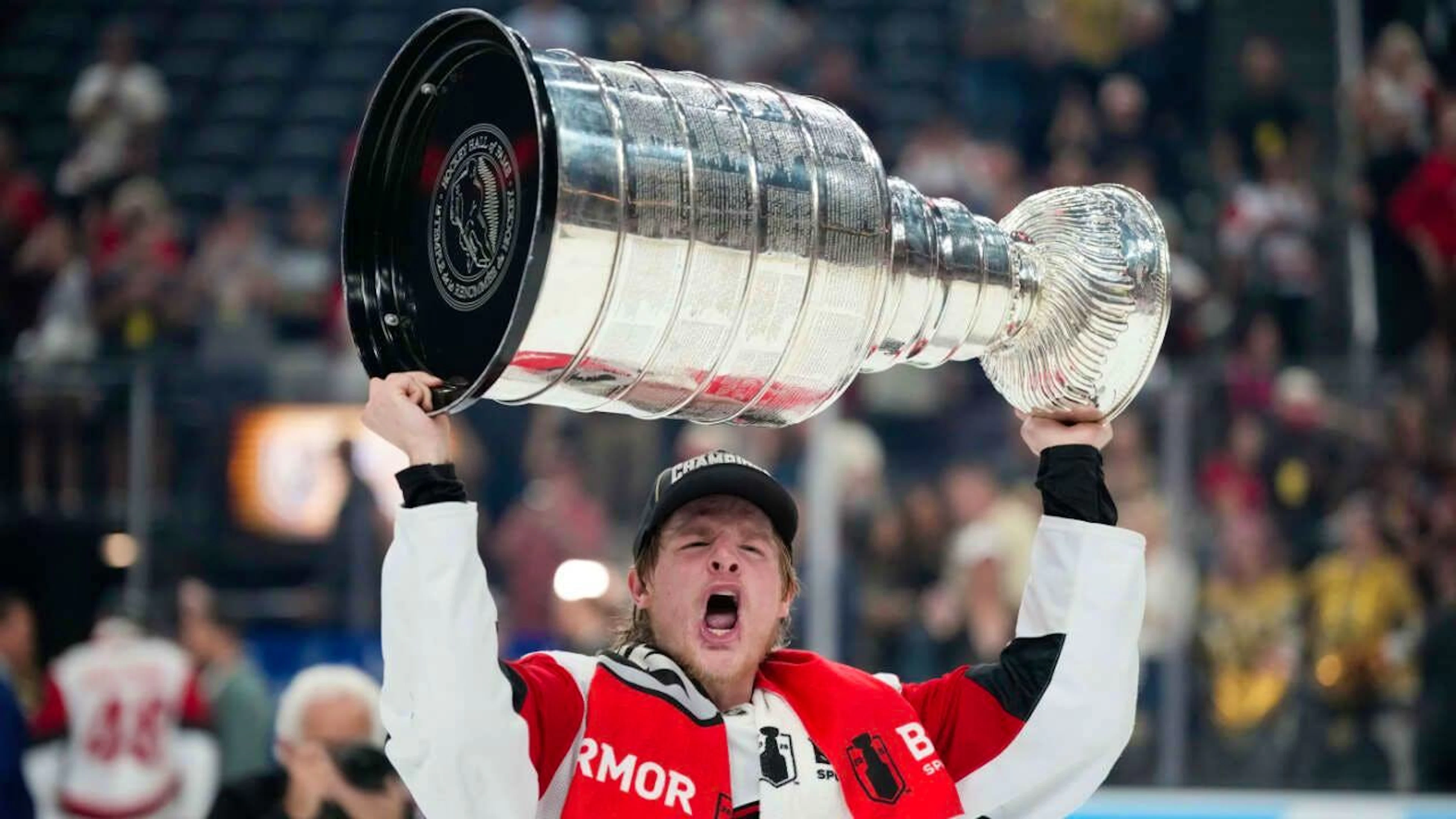 Jackson Blake, ein Spieler der Hurricanes, stemmt den wichtigsten Pokal im Eishockey-Sport in die Höhe