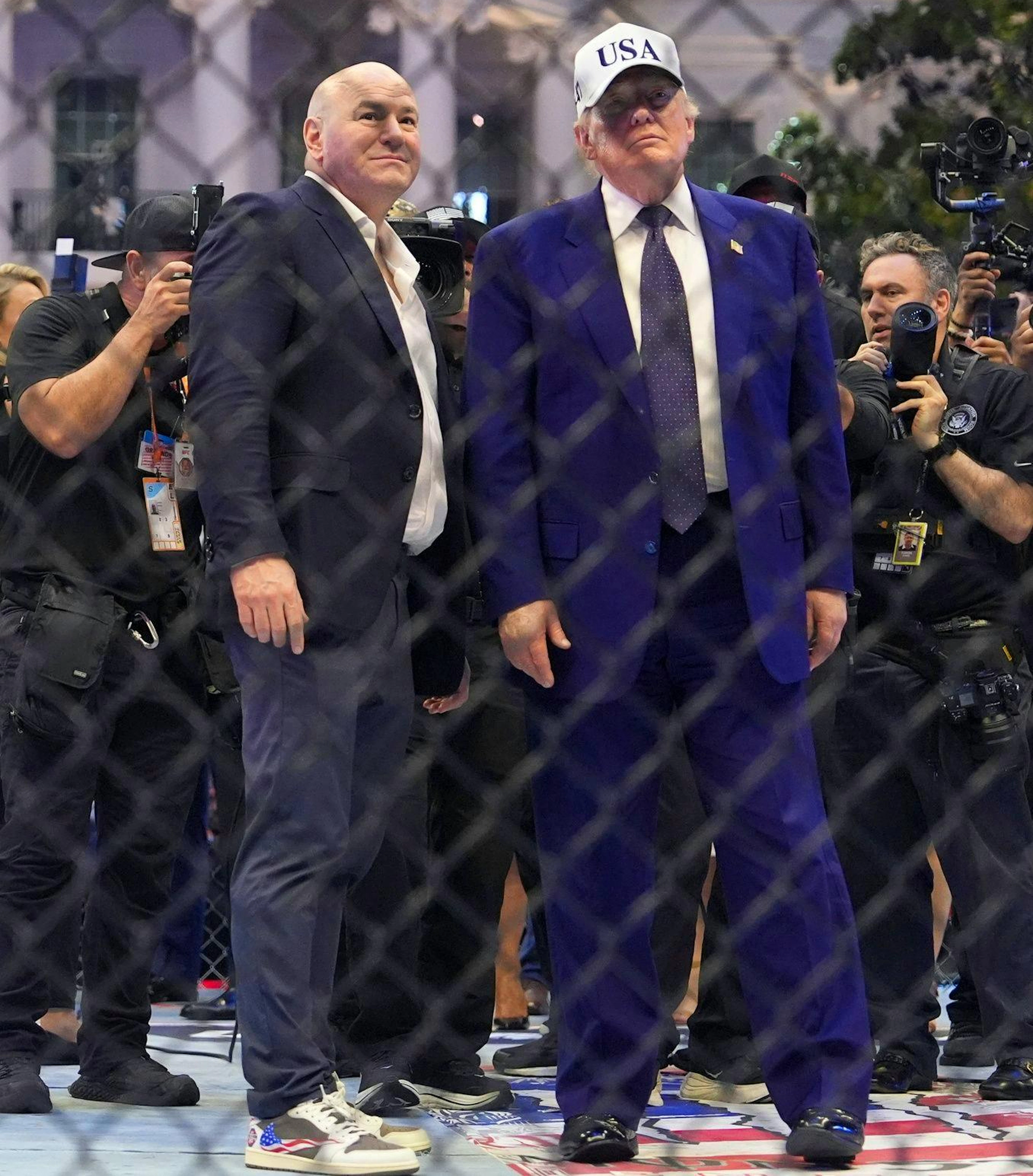 Hinter Gittern: Dana White und Donald Trump.