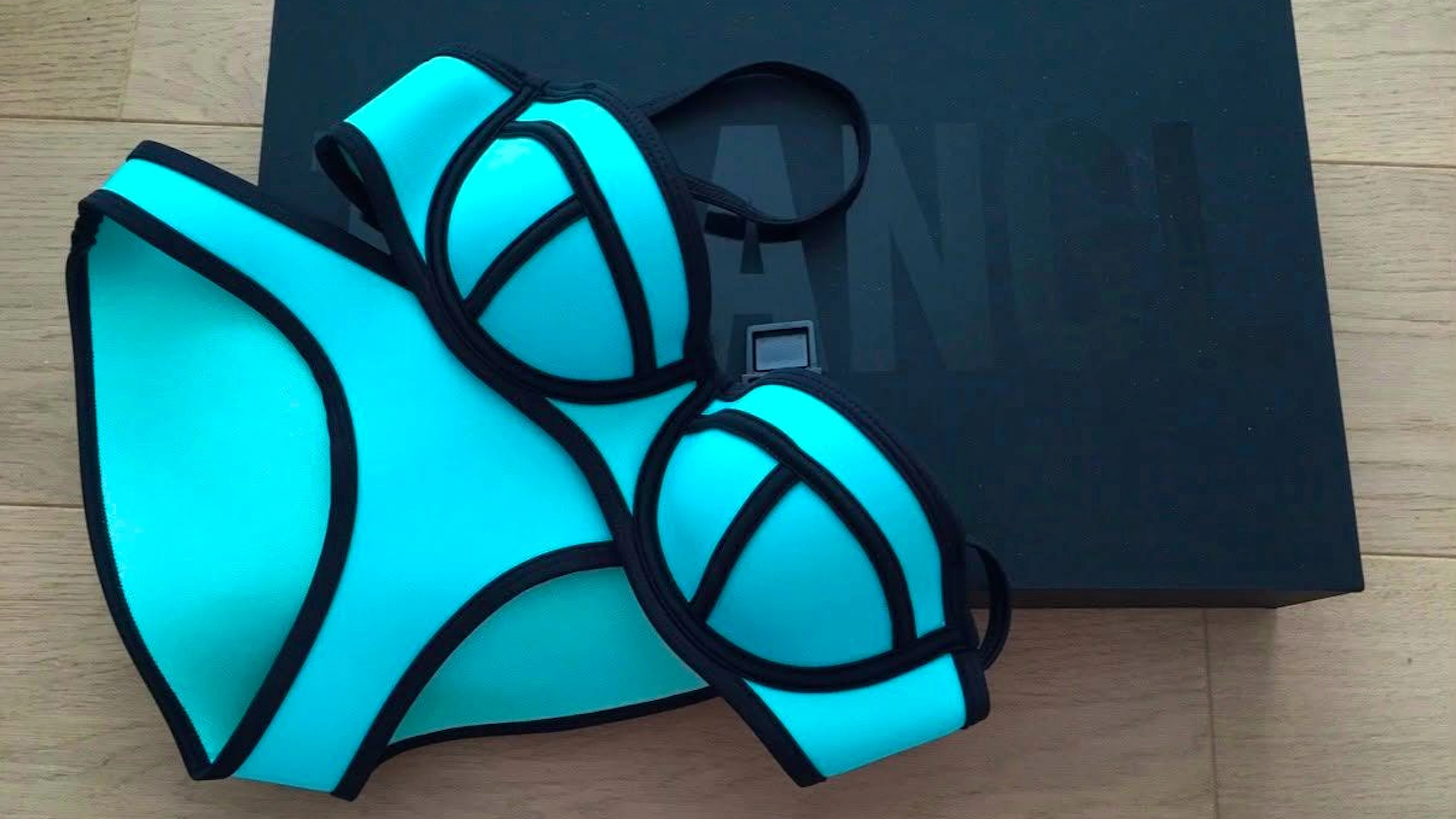 Tatsächlich fand die Autorin des Artikels in ihrer Cloud ein altes Foto ihres Triangl-Bikinis. Die Aufnahme stammt aus dem Februar 2015.