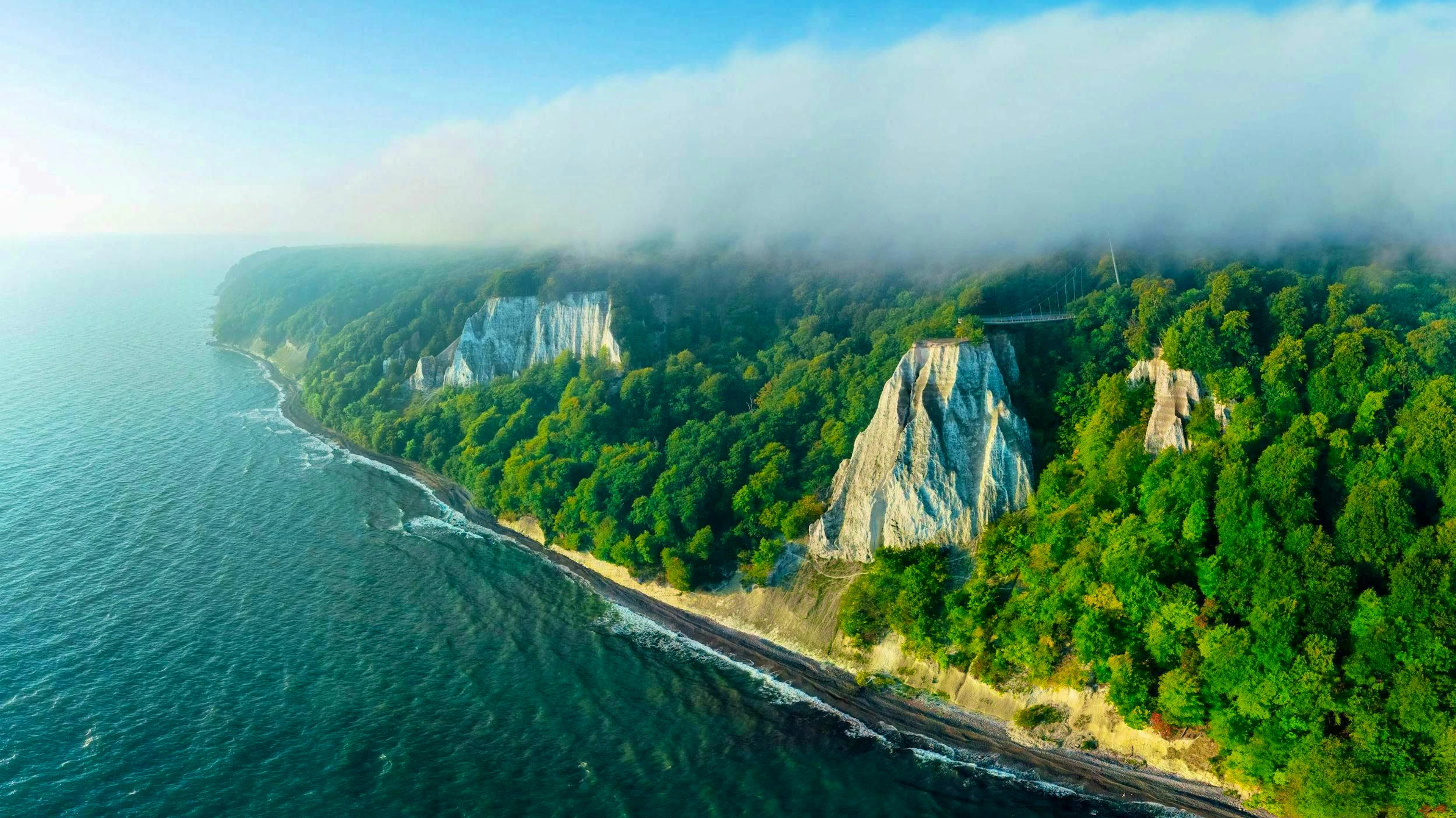 Les falaises tombent presque à la verticale dans la mer Baltique.