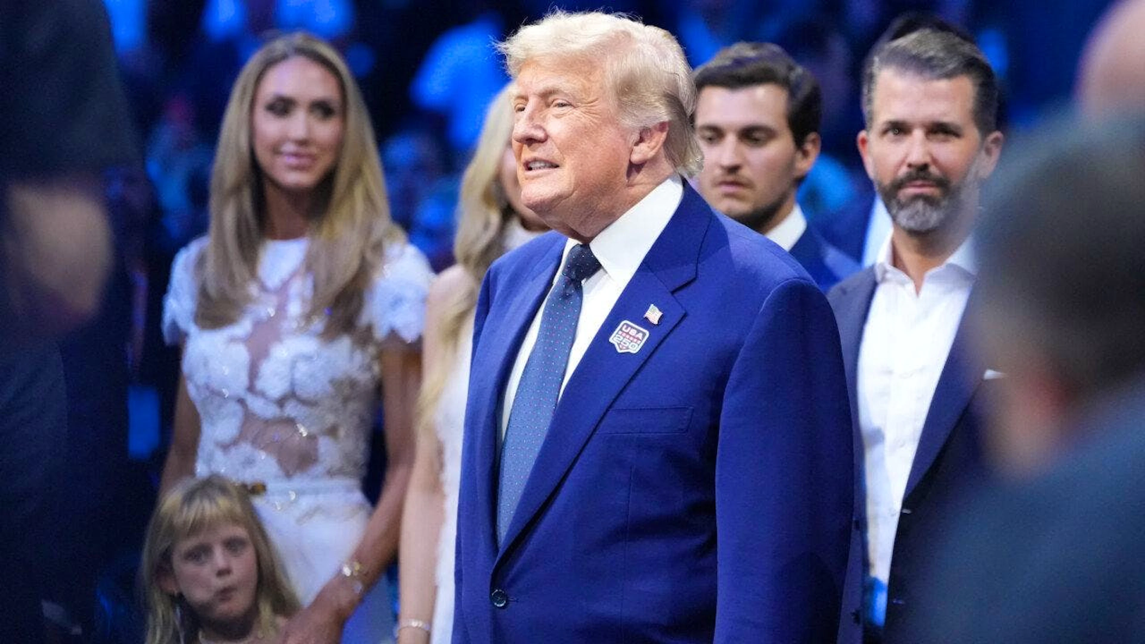 US-Präsident Donald Trump besucht gemeinsam mit Lara Trump, Michael Boulos und Donald Trump Jr. die UFC Freedom 250 auf dem South Lawn des Weissen Hauses. Foto: Alex Brandon/AP/dpa