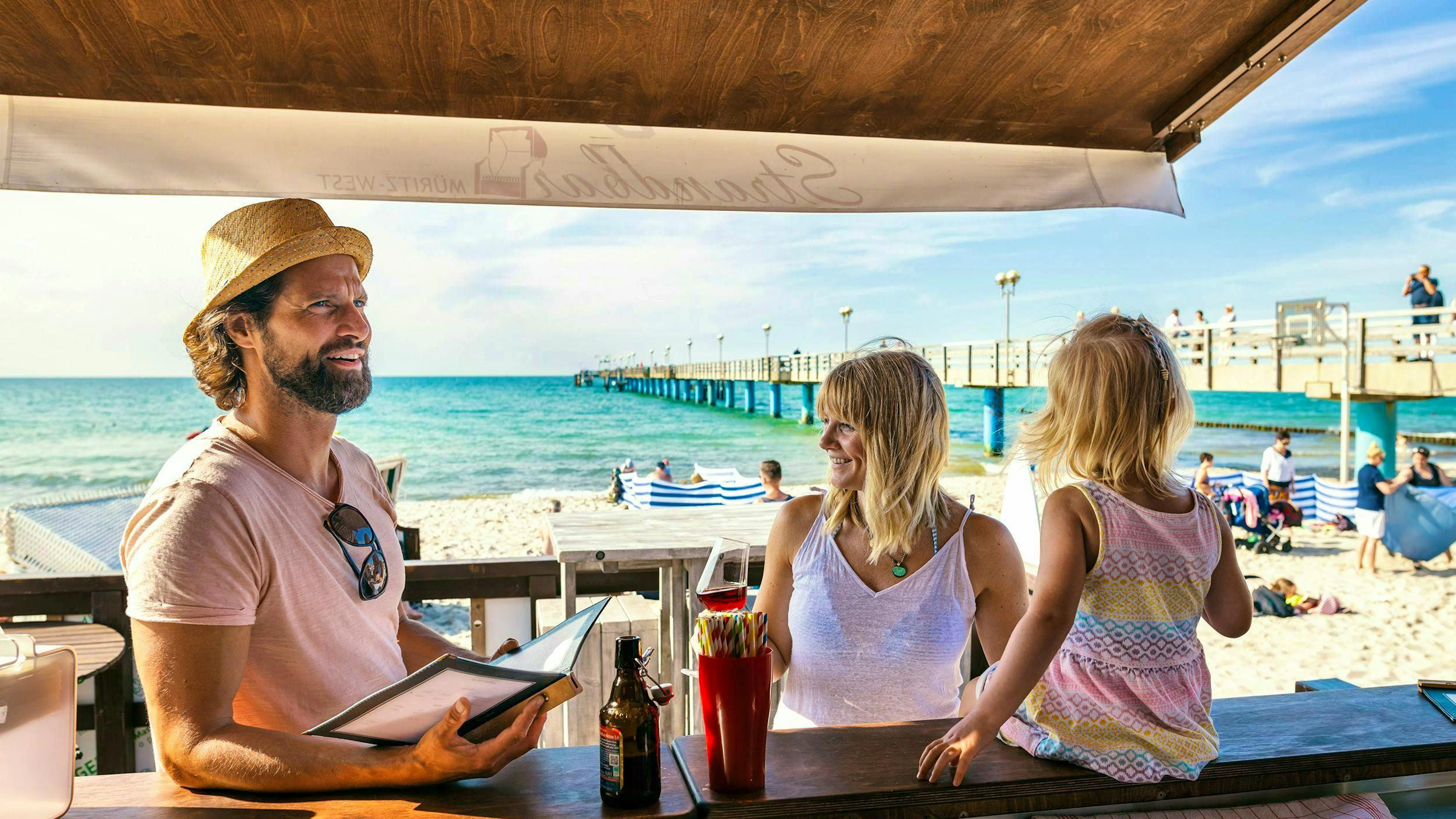 Pause dans un bar de plage à Graal-Müritz.