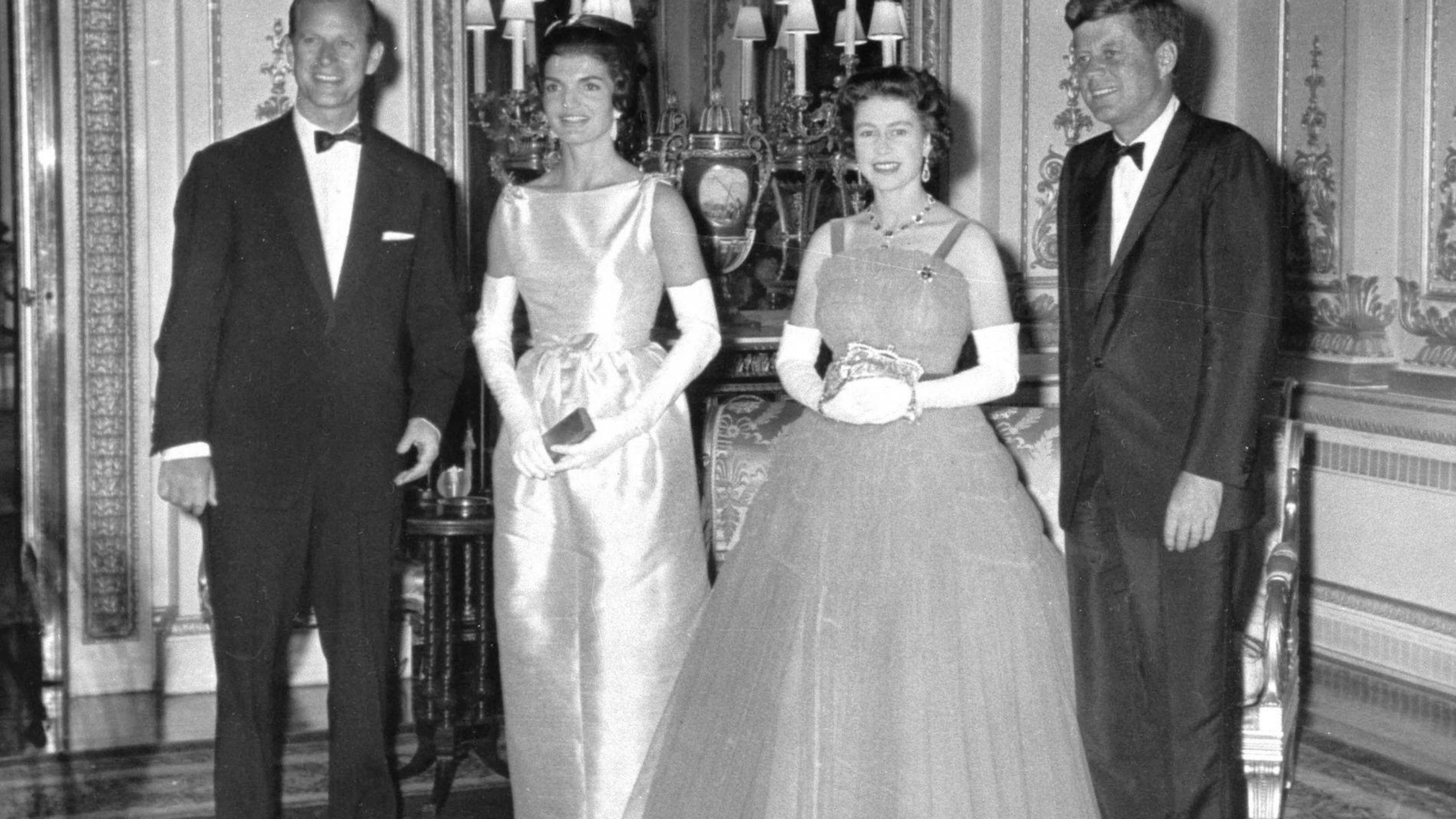 Il 5 giugno 1961 l'allora regina Elisabetta II posa con il presidente degli Stati Uniti John F. Kennedy e sua moglie Jackie Kennedy. A sinistra il principe Filippo, il defunto marito della monarca.