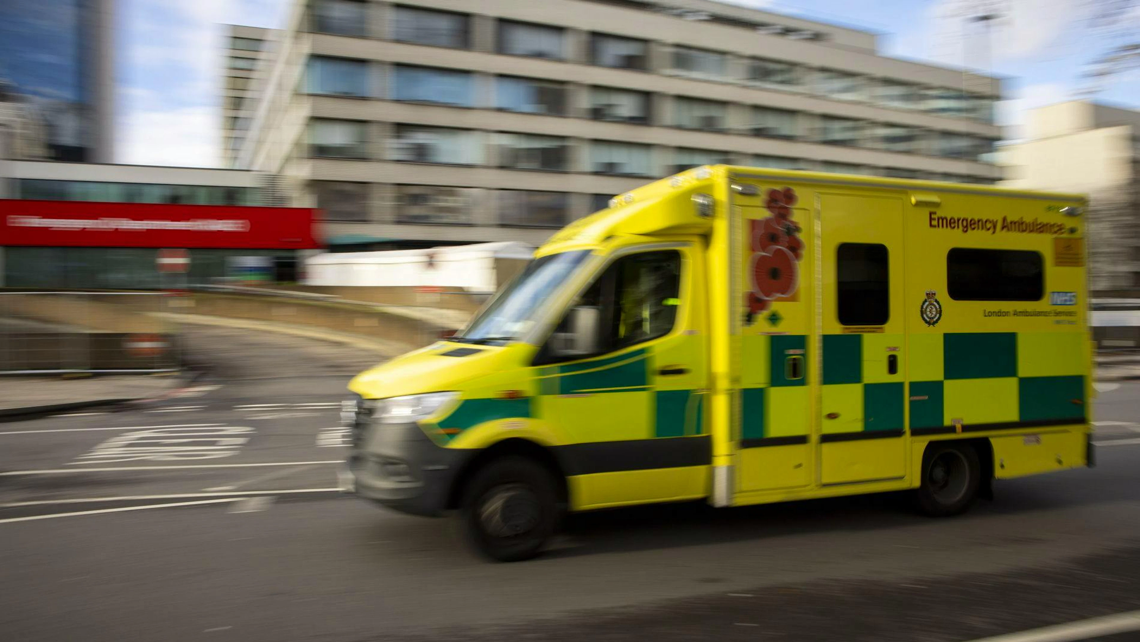 Ein britischer Mann überlebte mit Glück eine heftige Explosion an seinem Arbeitsplatz.