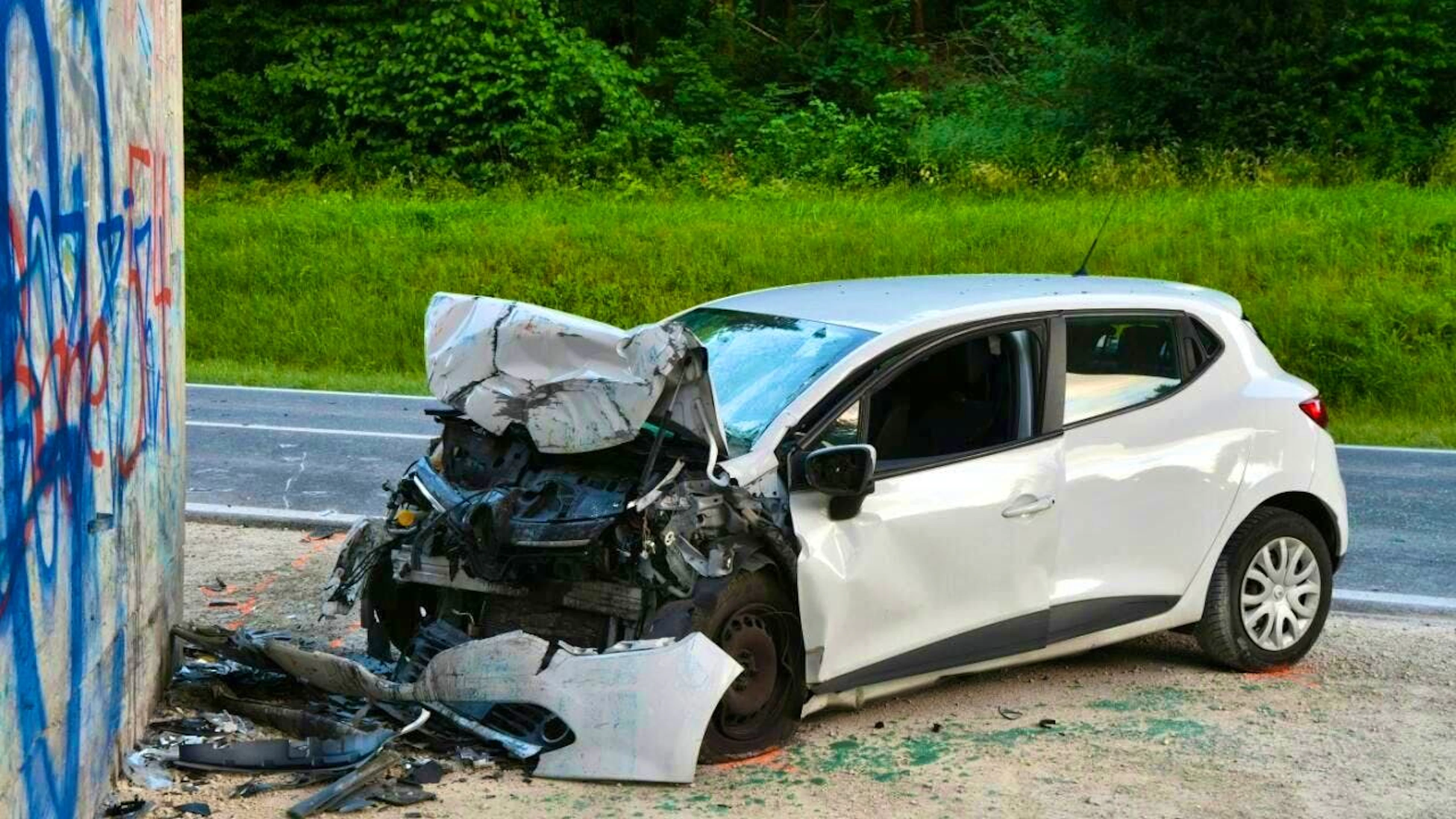The driver crashed his car into a bridge pier in Wohlenschwil, AG. He sustained fatal injuries.